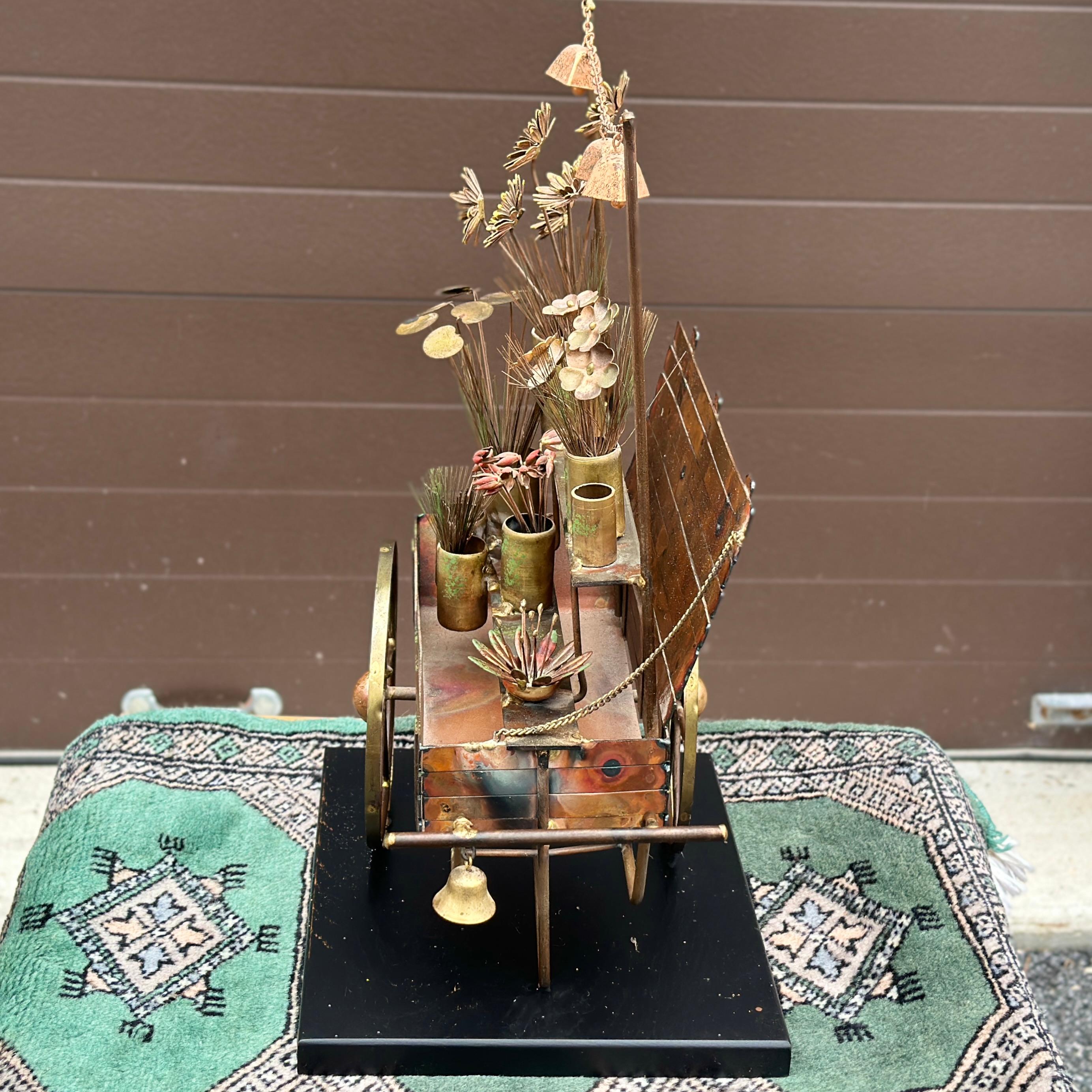 Laiton Sculpture de chariot à fleurs en laiton et cuivre 3D signée Curtis Jere, vers les années 1960 en vente