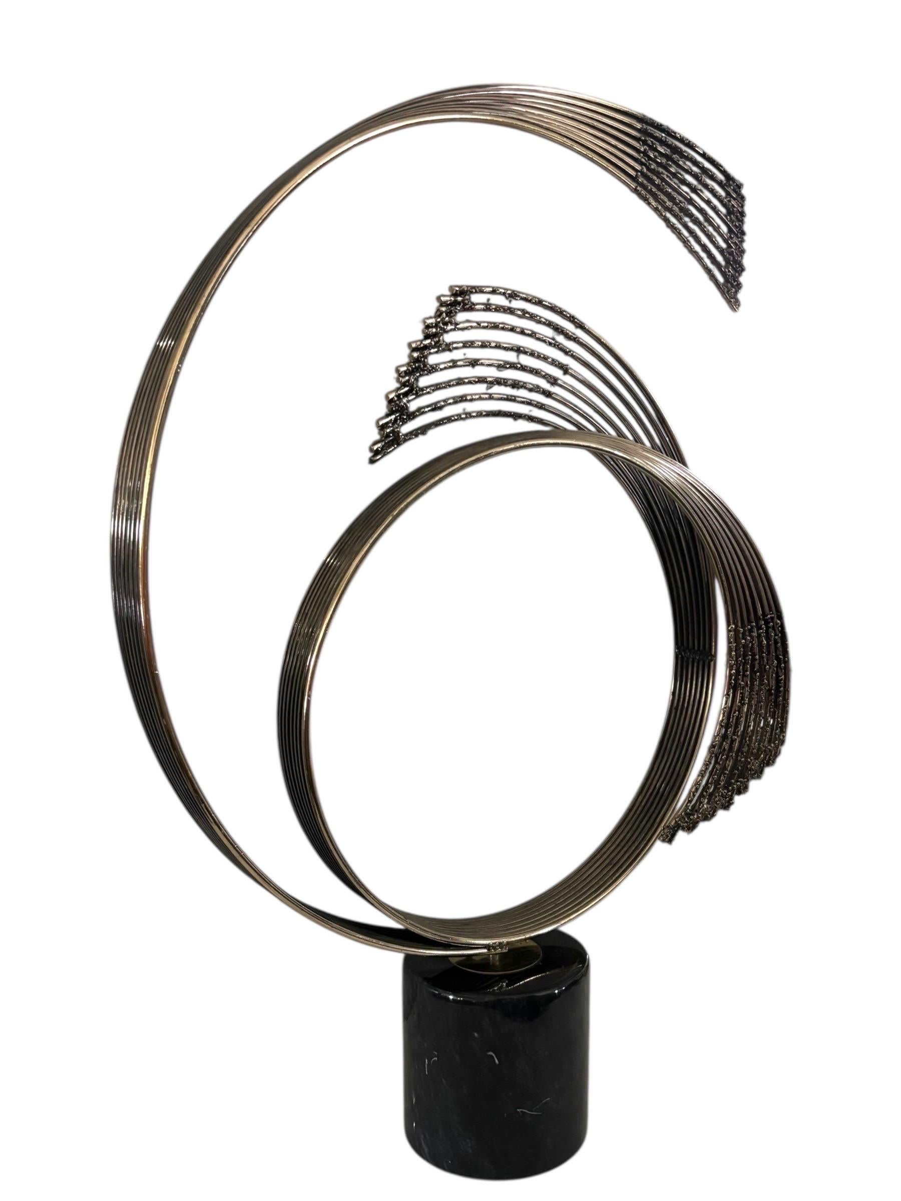 Eine abstrakte Skulptur aus Messing und Marmor. Gebogene Messingstangen in einem kreisförmigen Fächer an jedem Ende, auf einem abgerundeten Sockel aus schwarzem Marmor. Vorne signiert Curtis Jere und datiert 1984.