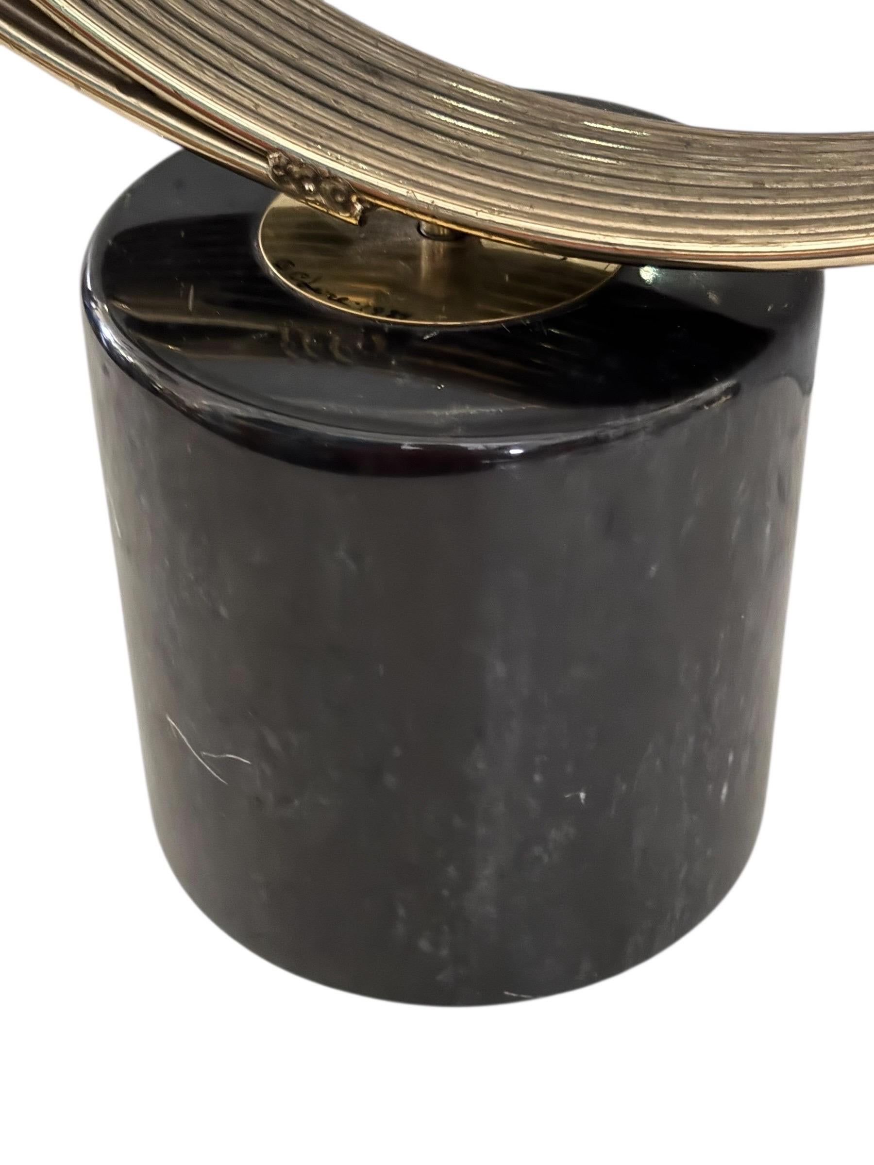 Signiert Curtis Jere Abstrakte Skulptur aus Messing und Marmor, 1984 im Angebot 1