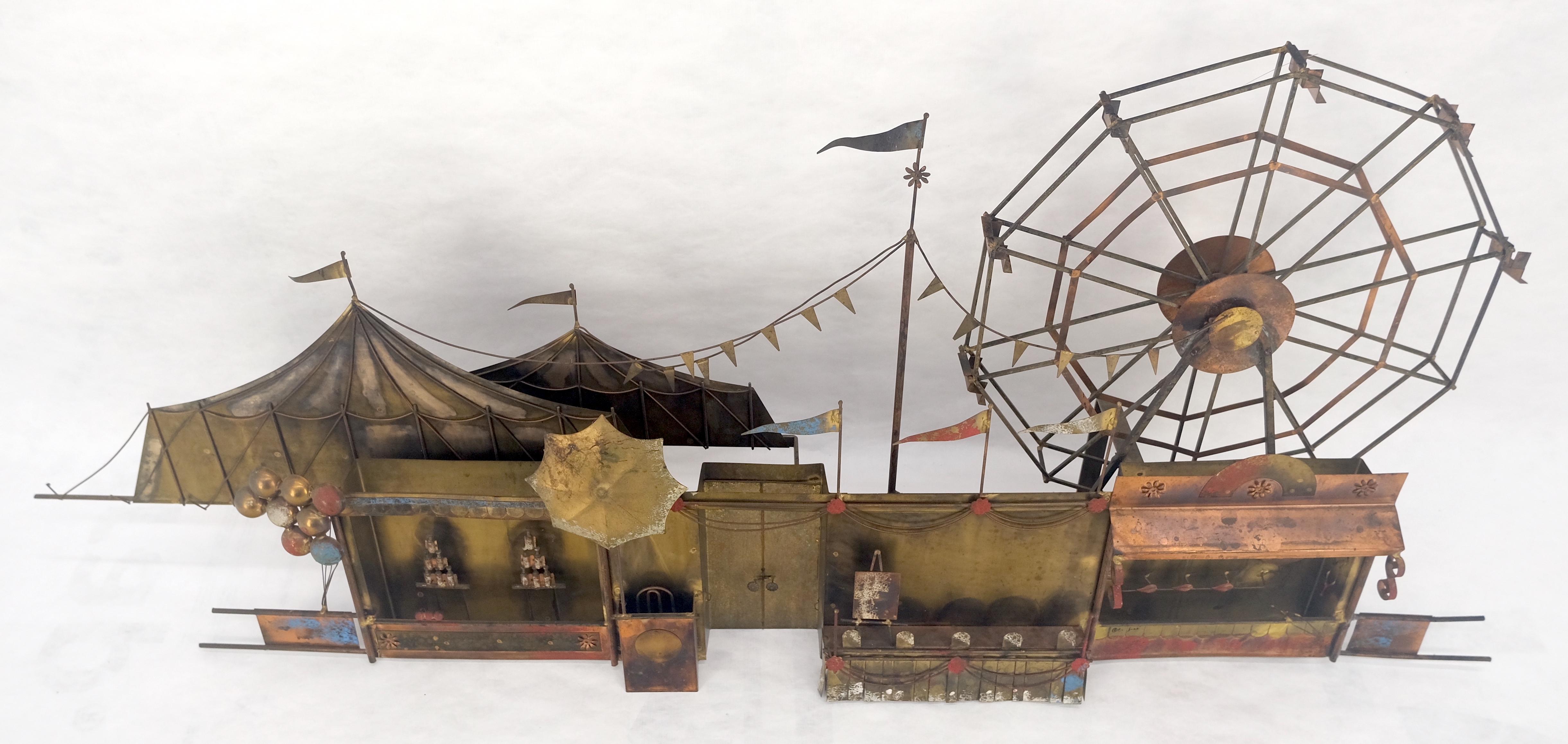 Mid-Century Modern Sculpture murale en laiton signée Curtis Jere Scène de Carnaval Grande Roue en vente