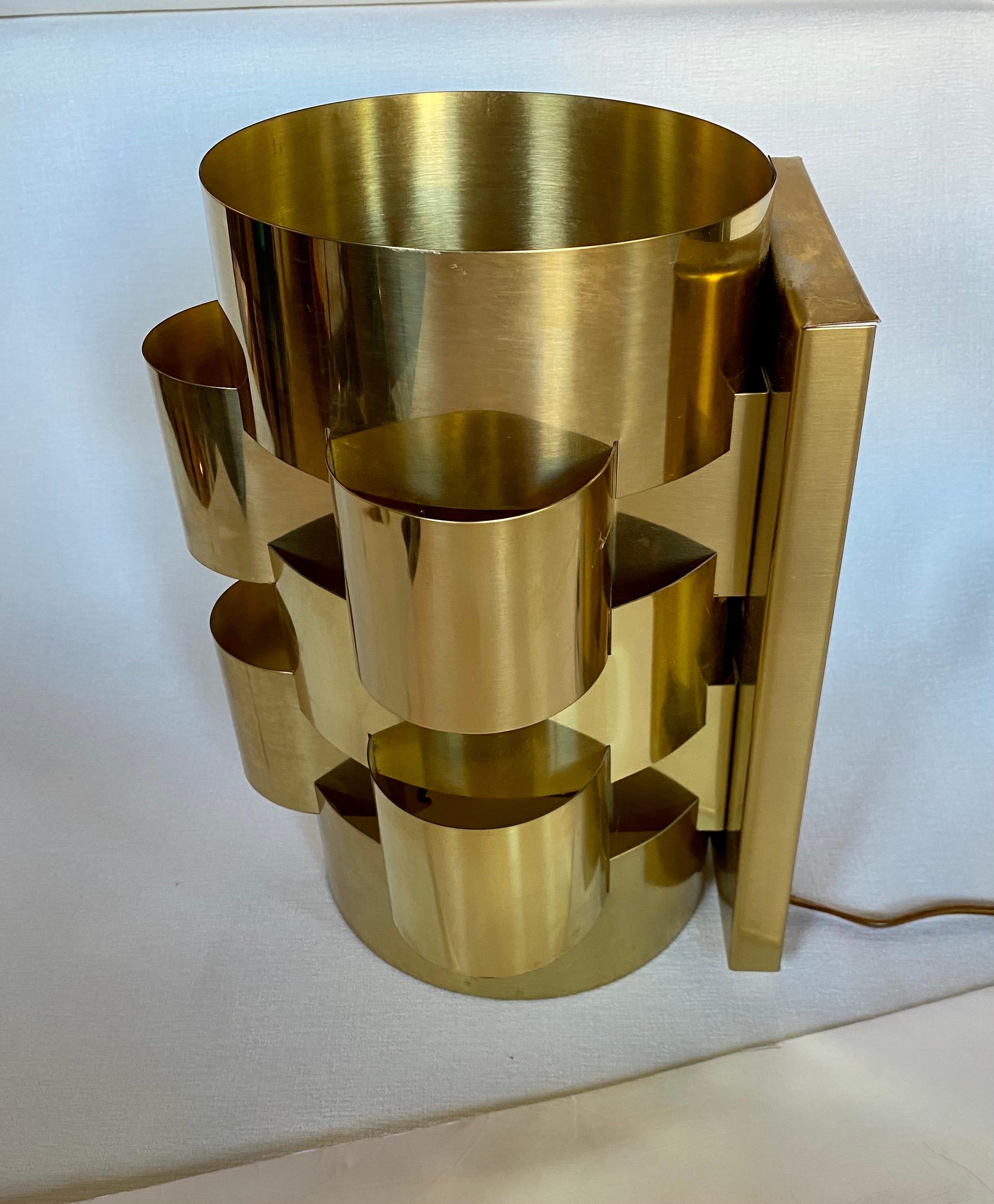 Signed Curtis Jere Post Modern Lacquered Brass Wall Lamp Sconce, 1980's In Good Condition For Sale In Lambertville, NJ