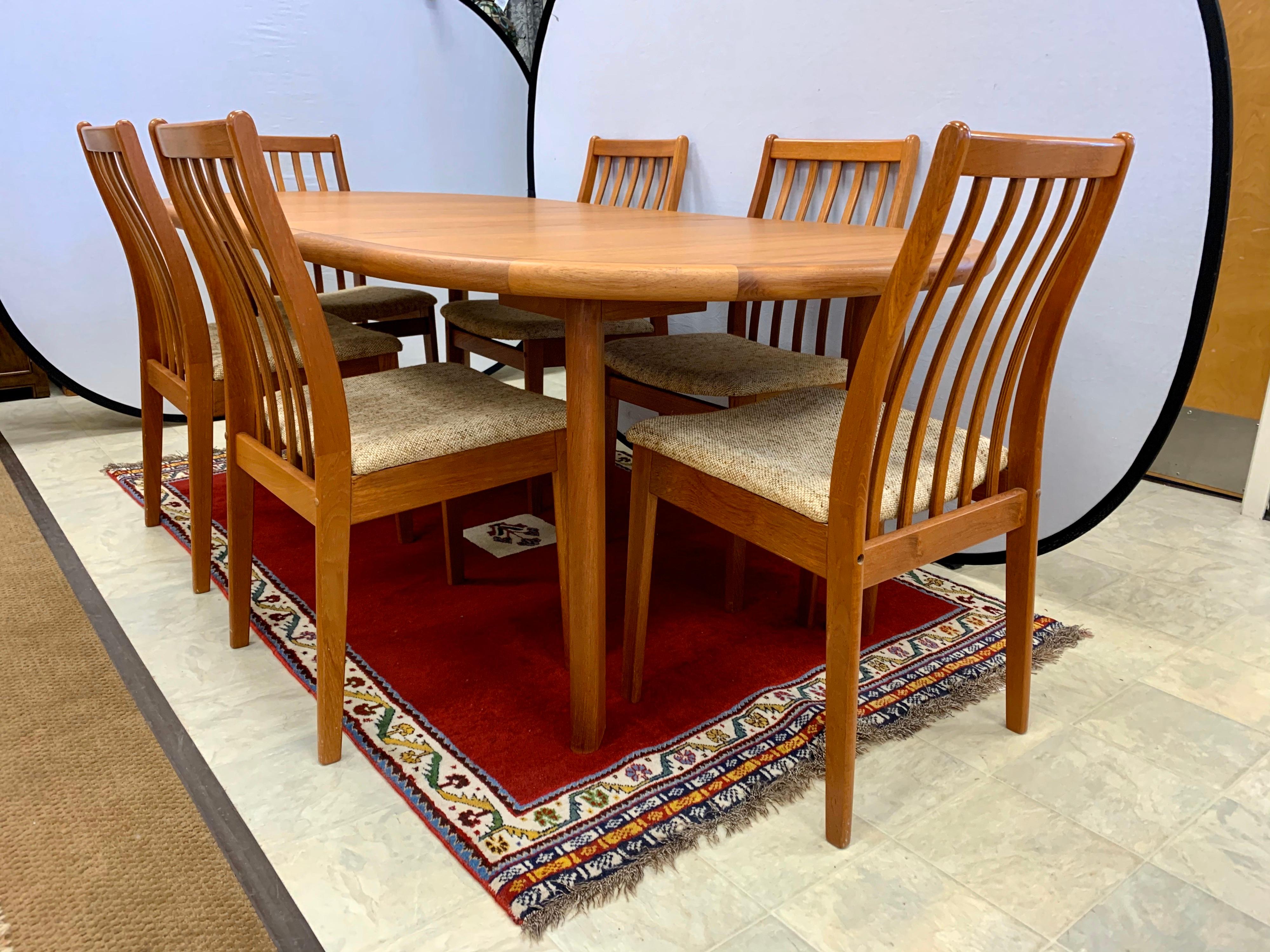 Scandinavian Modern Signed Danish Modern Vamdrup Stolefabrik Dining Room Set Table and Six Chairs
