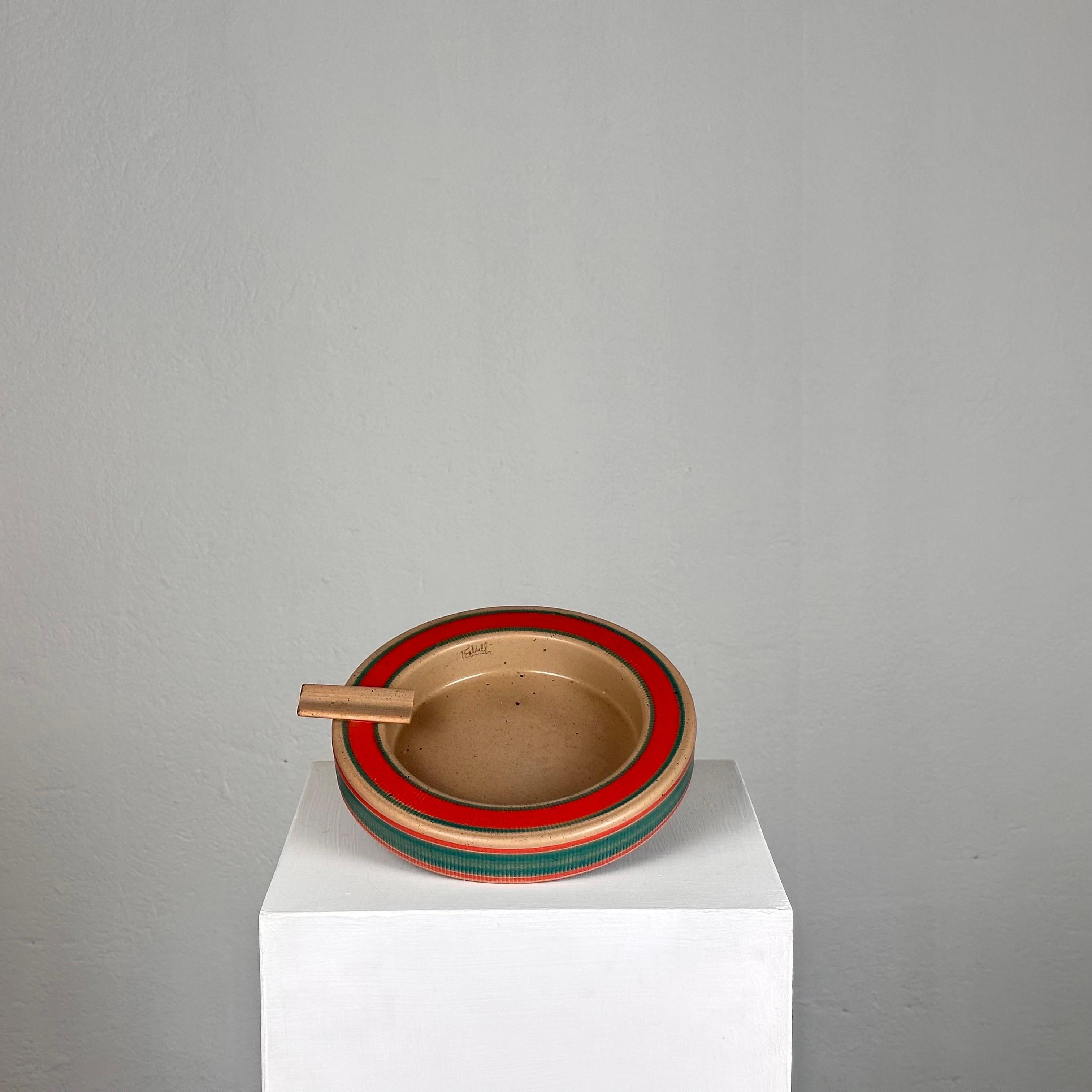 Eleva tu experiencia de fumar con este exquisito cenicero de cerámica del renombrado artista italiano Dante Baldelli, fabricado en la década de 1970. Firmado por el artista, este cenicero es un testimonio del excepcional talento y visión creativa de