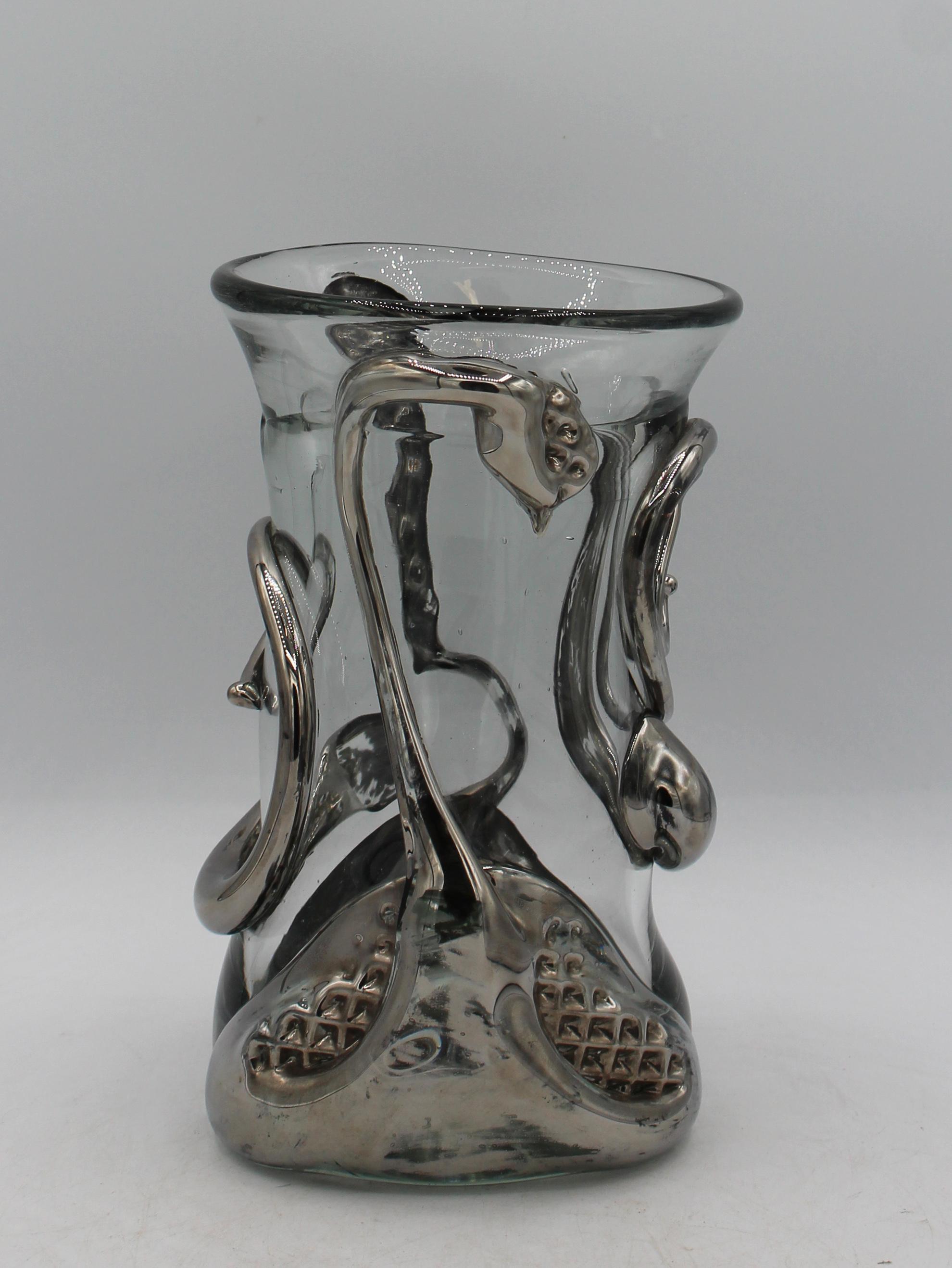 Vaso artistico in platino su vetro firmato e datato 1975 Wayne Filan. Un esemplare grande e robusto - il platino legato su una surreale forma di creatura simile a un cigno. Filan, americano, 1946-  . Il processo è la galvanizzazione secondo N.Y.