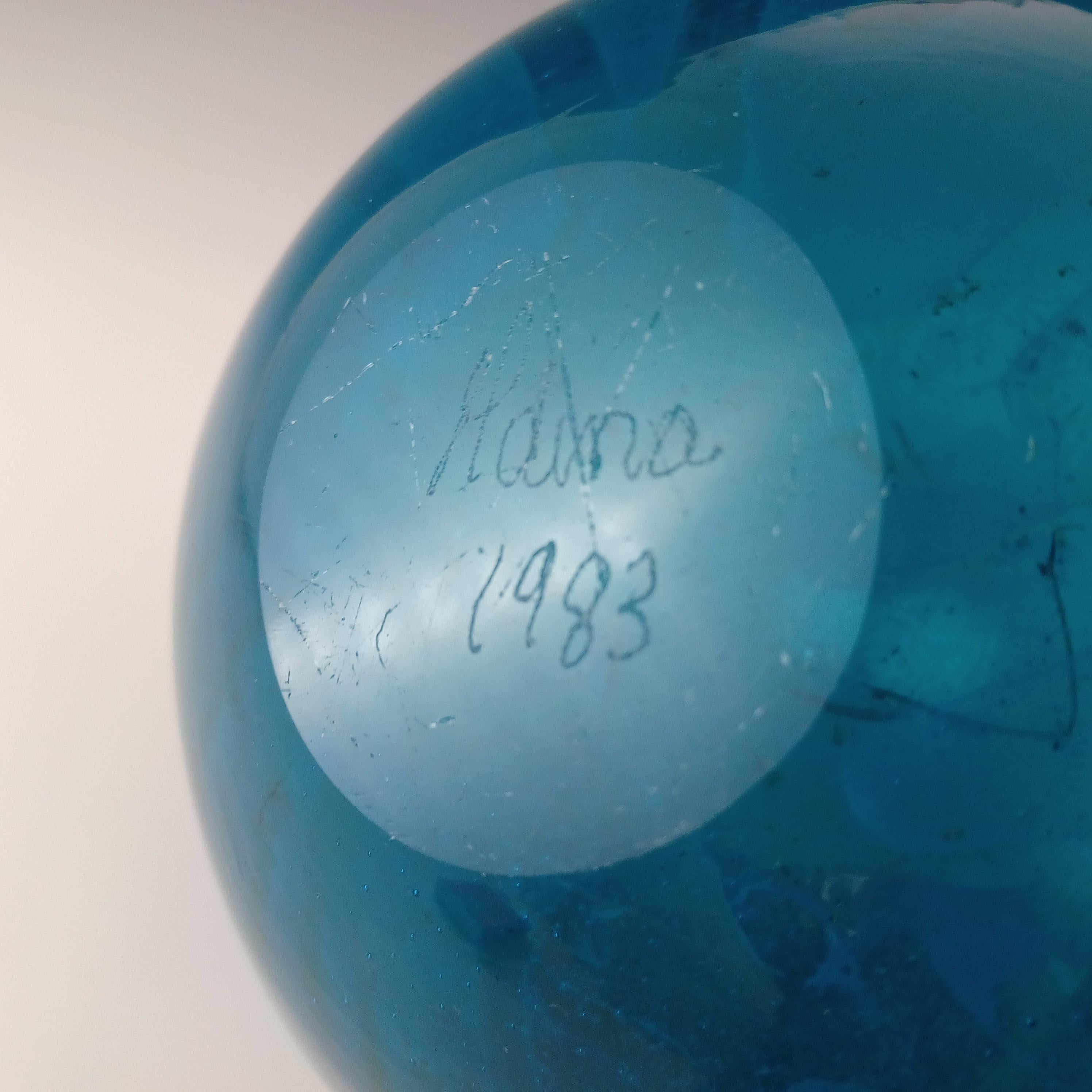 FIRMADO Y FECHADO 1983 Jarrón globo de cristal azul 