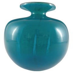 Vase globe en verre bleu Mdina 'Ming' signé et daté 1983