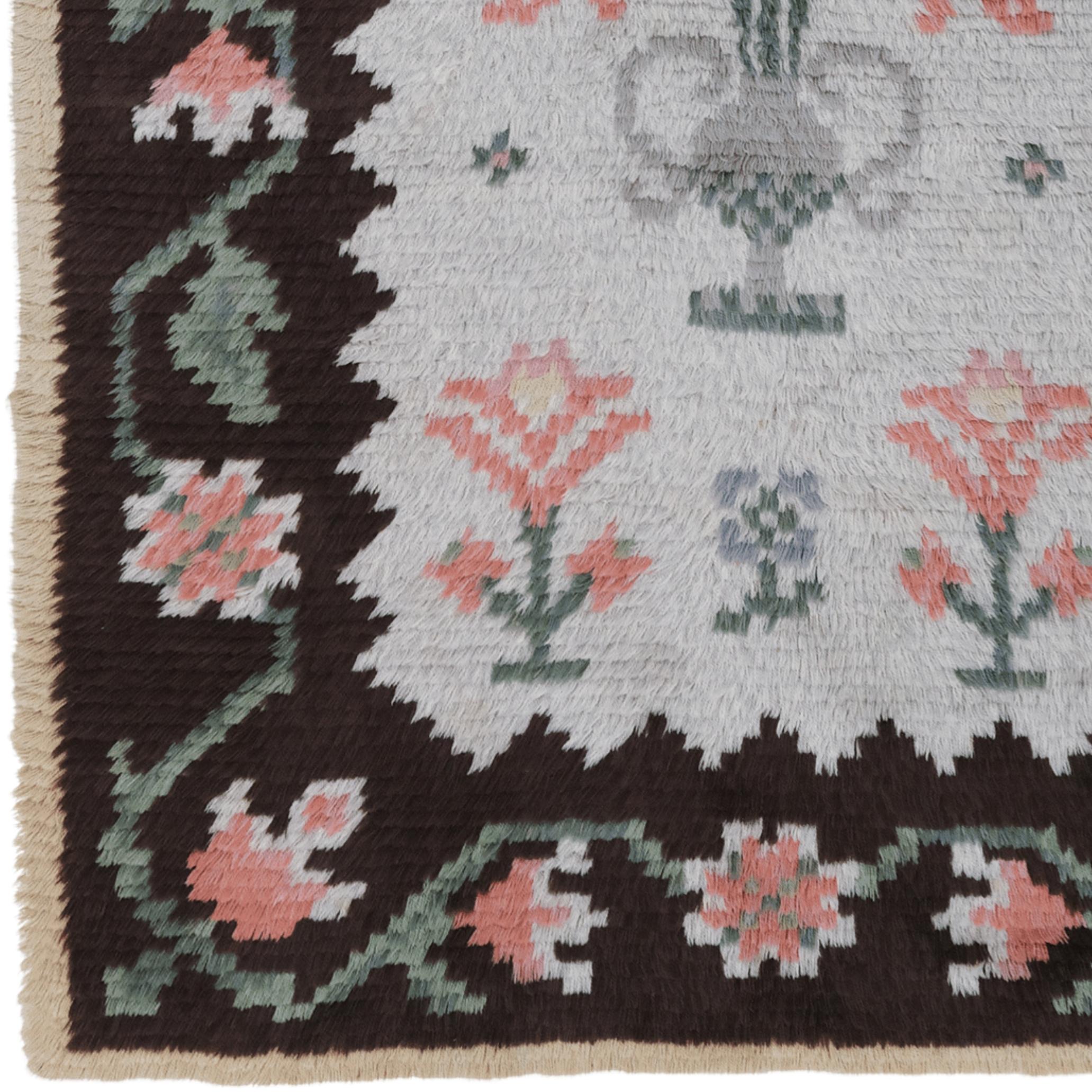 Tappeto Rollakan svedese firmato e datato

Questo tappeto svedese a tessitura piatta (Rollakan) è un bellissimo esempio di arte tessile scandinava della metà del XX secolo. Tessuto nel 1940, il tappeto reca le iniziali 