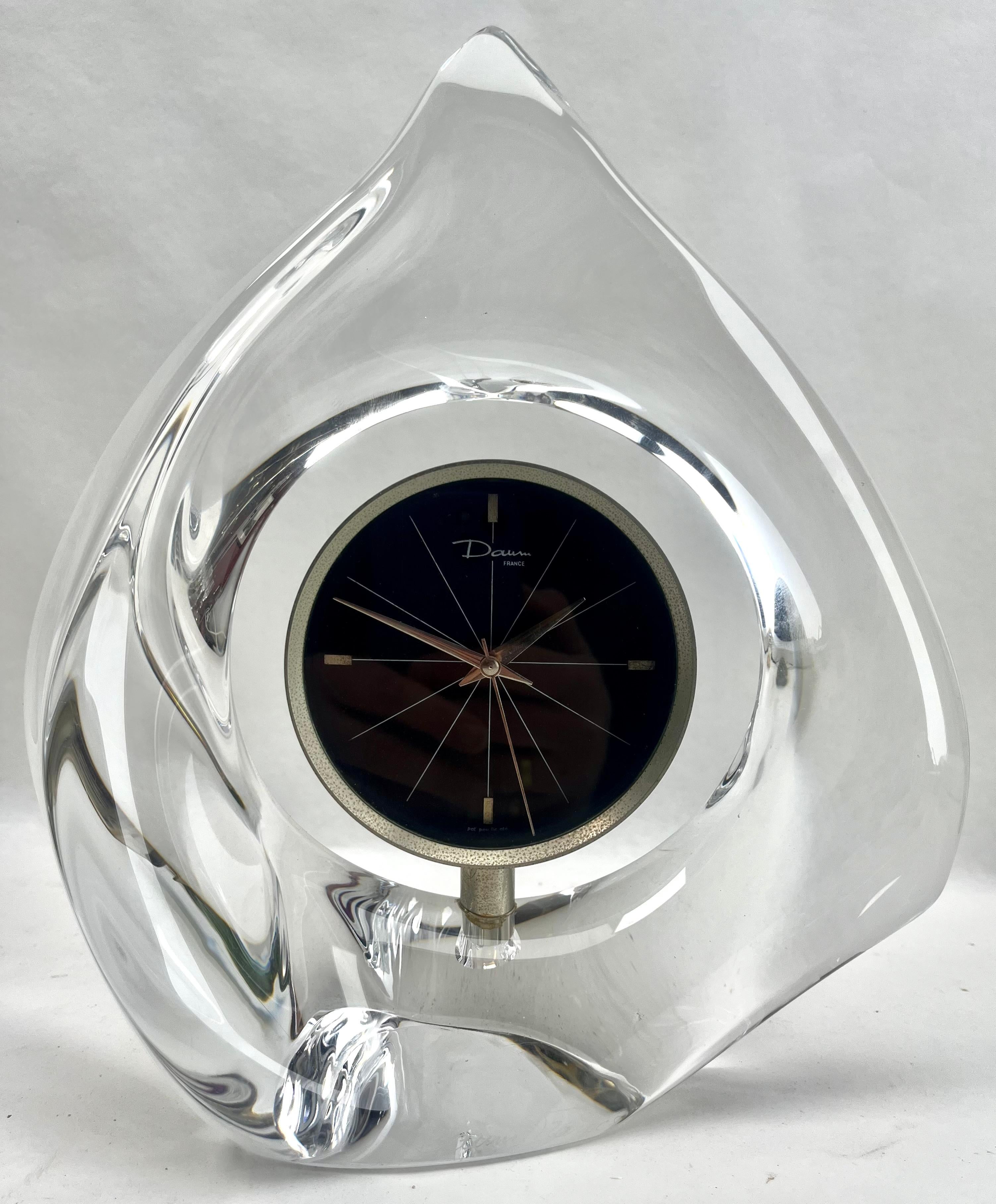 Orologio da tavolo firmato Daum France con un involucro di cristallo trasparente Sommerso di grande spessore in vendita 3