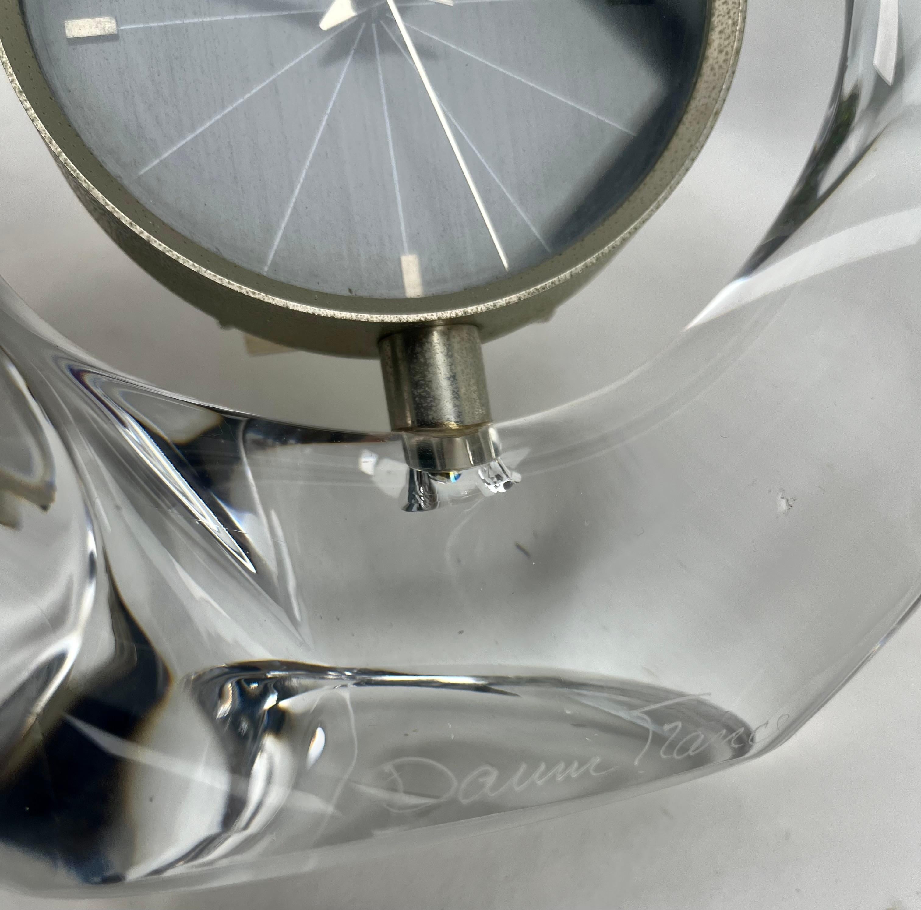 Fatto a mano Orologio da tavolo firmato Daum France con un involucro di cristallo trasparente Sommerso di grande spessore in vendita