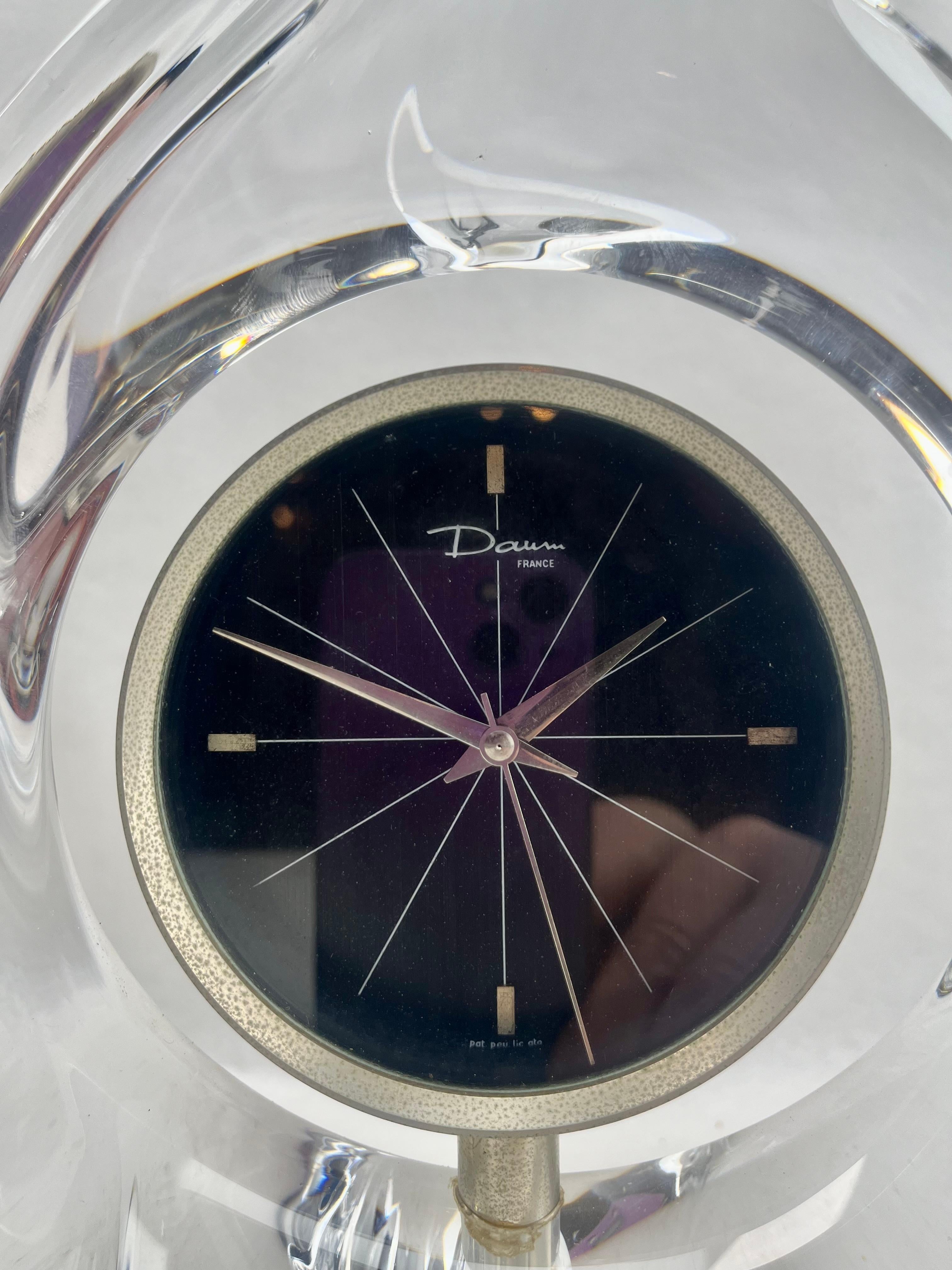 Orologio da tavolo firmato Daum France con un involucro di cristallo trasparente Sommerso di grande spessore In condizioni buone in vendita a Verviers, BE