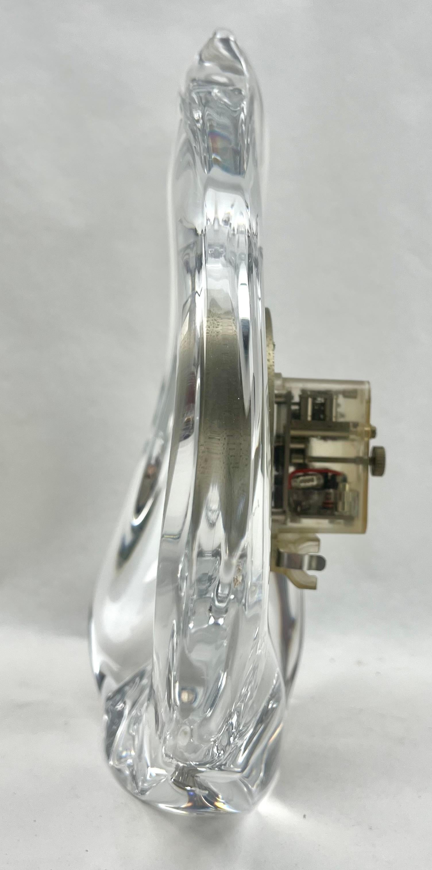 XX secolo Orologio da tavolo firmato Daum France con un involucro di cristallo trasparente Sommerso di grande spessore in vendita