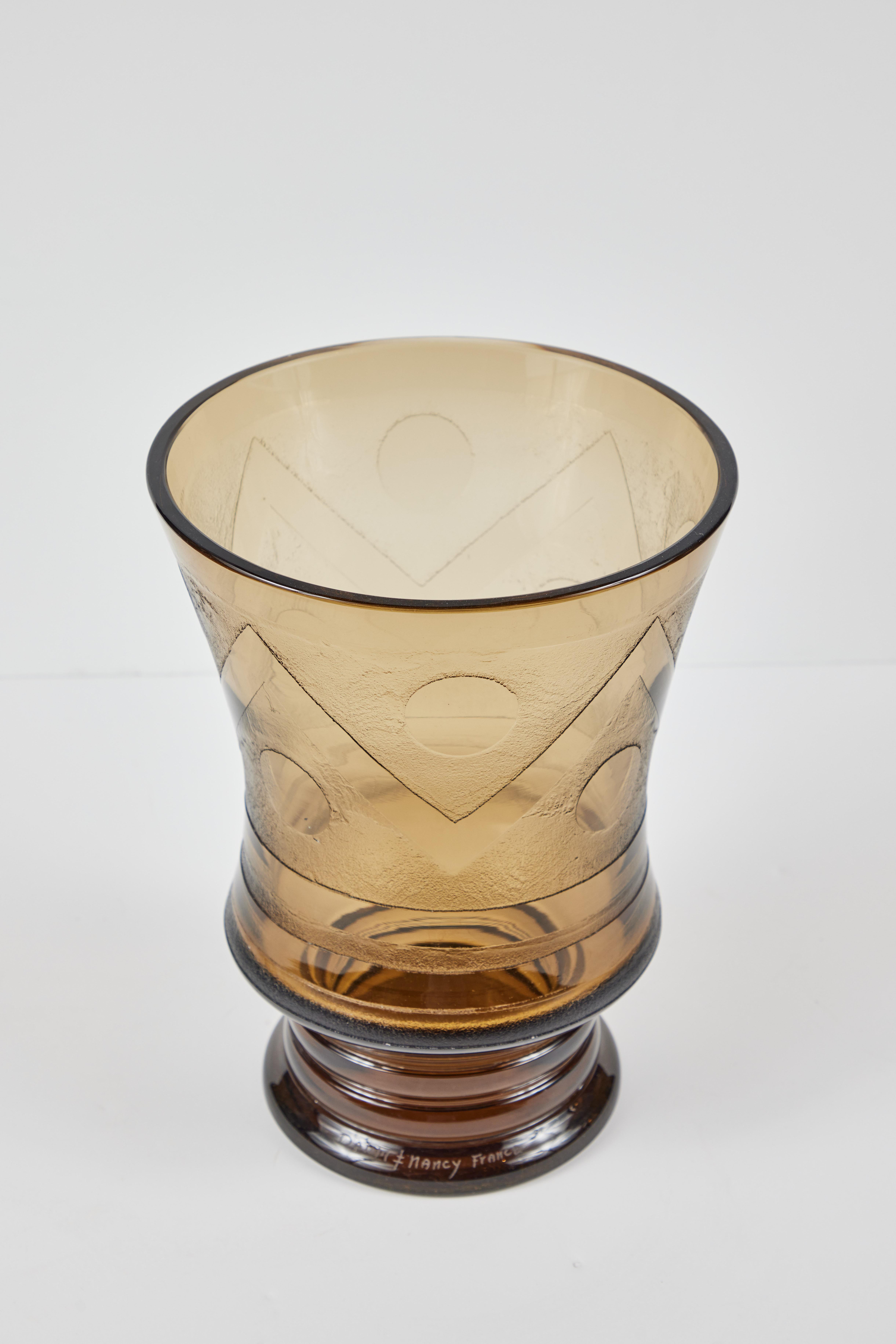 Un vase d'époque Art Déco en verre gravé à l'acide dans un ton ambré. Signé 