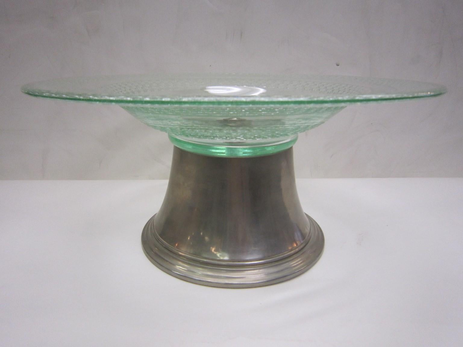 French Art Deco, Modernist acid etched art glass centerpiece, circa 1930, signed Daum Nancy.
Rings of rippled patterns grace this very slightly tinted emerald, spring green art glass coupe. The glass sits atop a sleek polished nickelled bronze