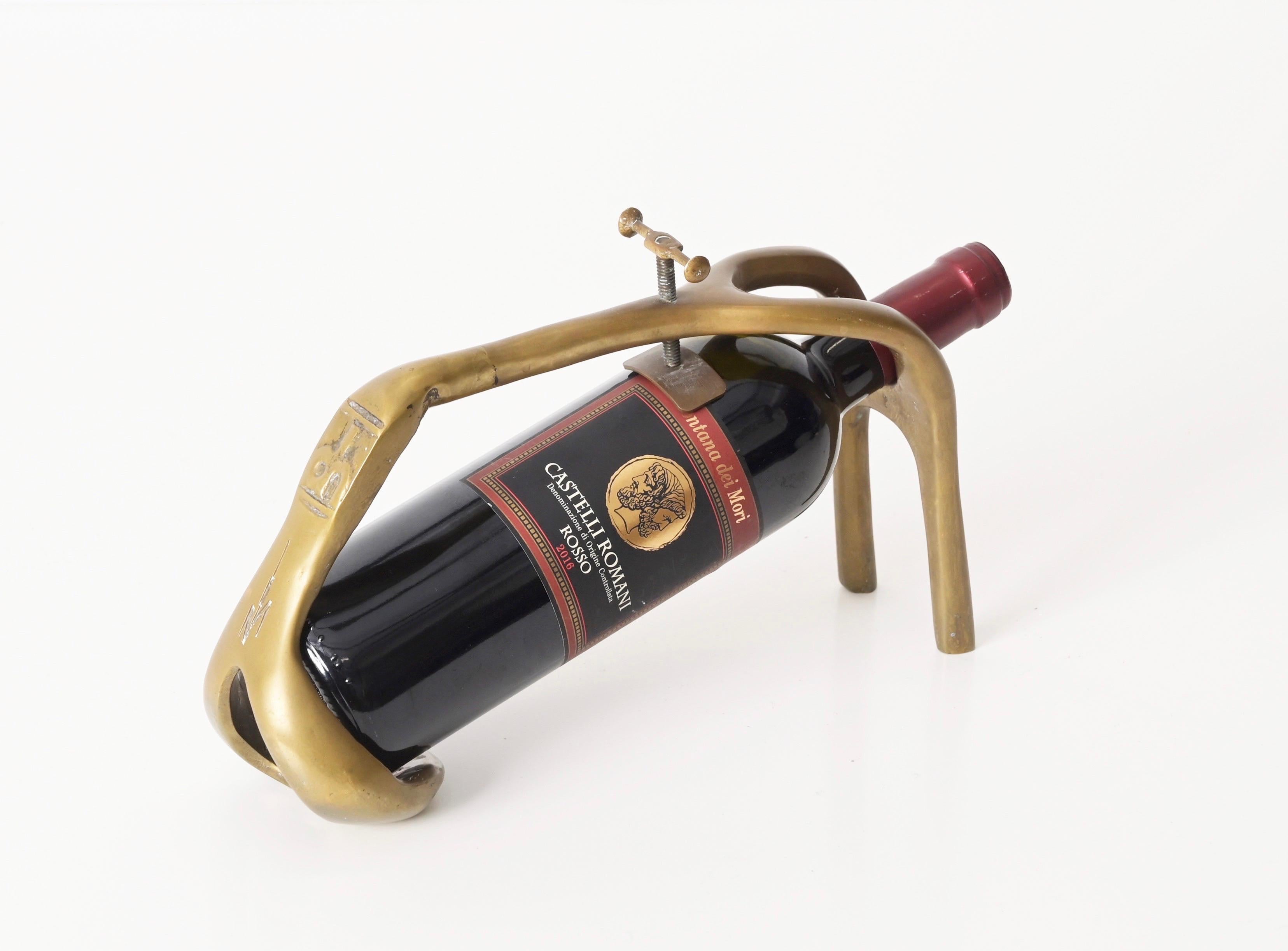 Wonderful wine holder in solid brass. This rare piece was designed by David Marshall and is signed on the handle. It was produced in Spain during the early 1970s. 

This charming wine holder is fully made in brass, with an eye-catching design it