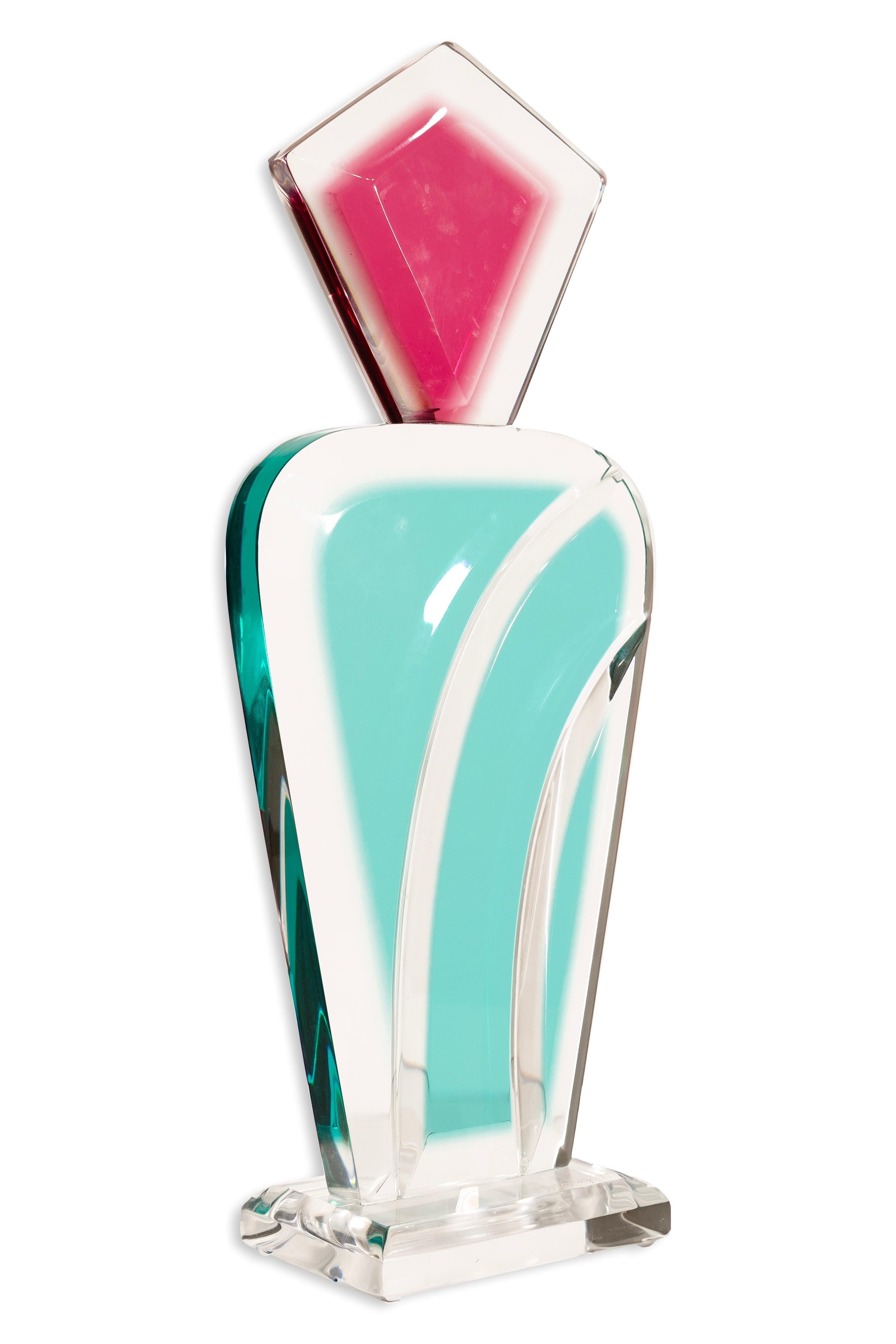 Questa splendida scultura contemporanea in lucite acrilica, firmata da David Muniz, è una bellissima aggiunta a qualsiasi spazio. Realizzato in lucite trasparente, presenta accenti viola e verde acqua all'interno del materiale. Il pezzo è firmato e
