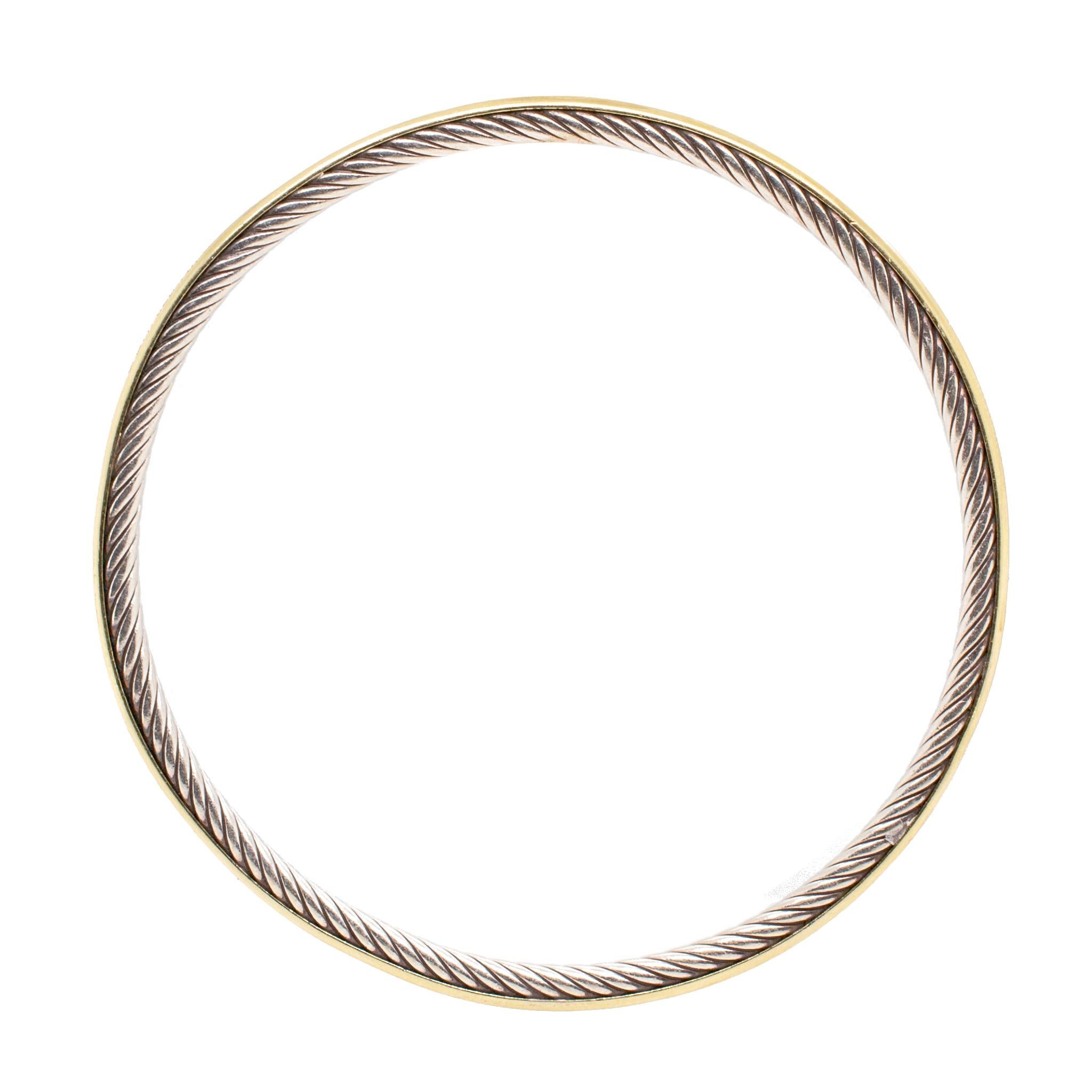 Ein Designer-Armband aus strukturiertem und poliertem 18 Karat Gelbgold und Silber für eine Dame. Das Armband ist 3,75 mm dick und misst ungefähr 7,50 Zoll in der Länge und 2,82 mm in der Breite und wiegt insgesamt 13,50 Gramm. Graviert mit 
