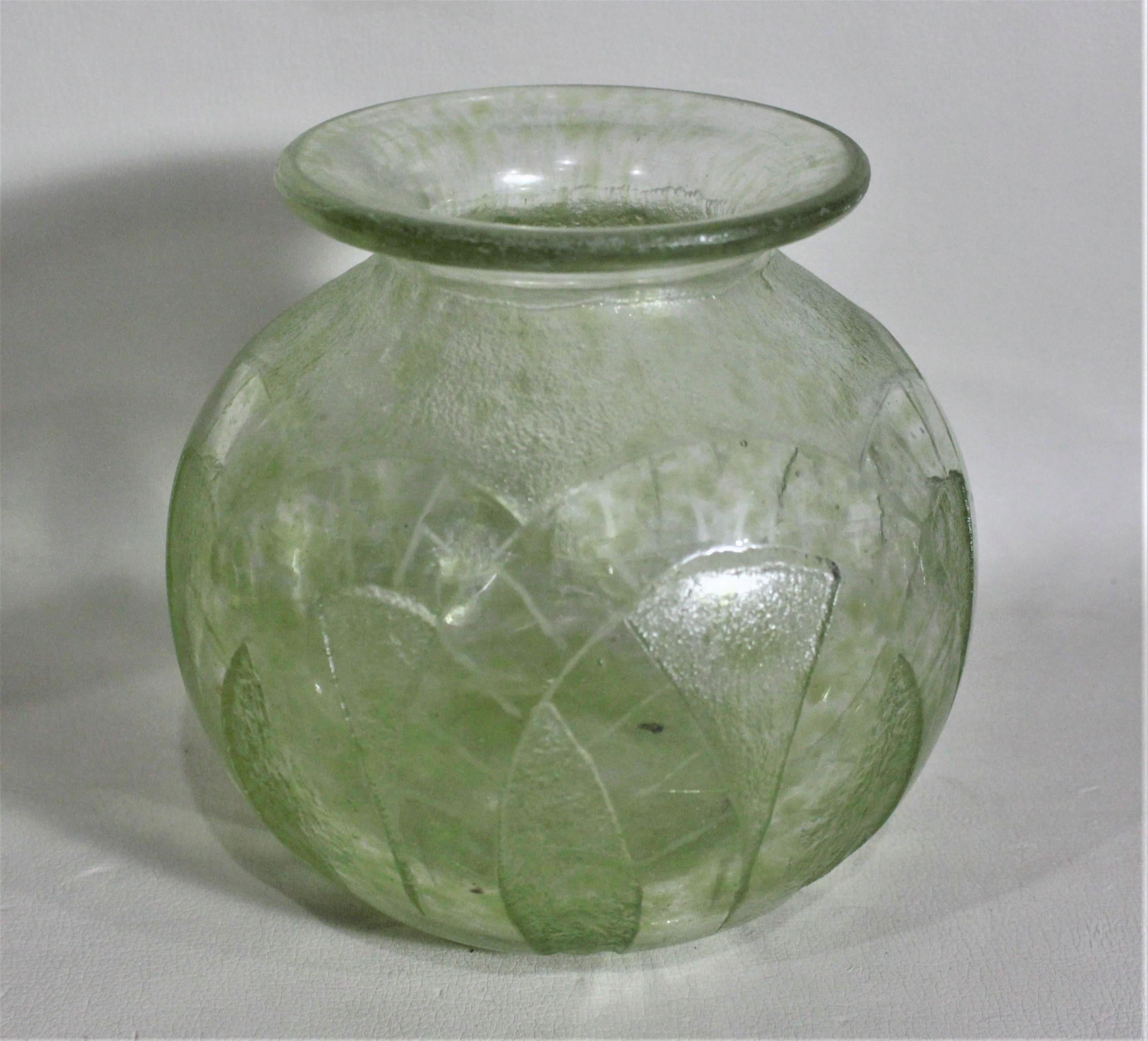 Signierte Degaus Art Deco Französische Vase aus grün getöntem und säuregeätztem Kunstglas, signiert Degaus (Art déco) im Angebot
