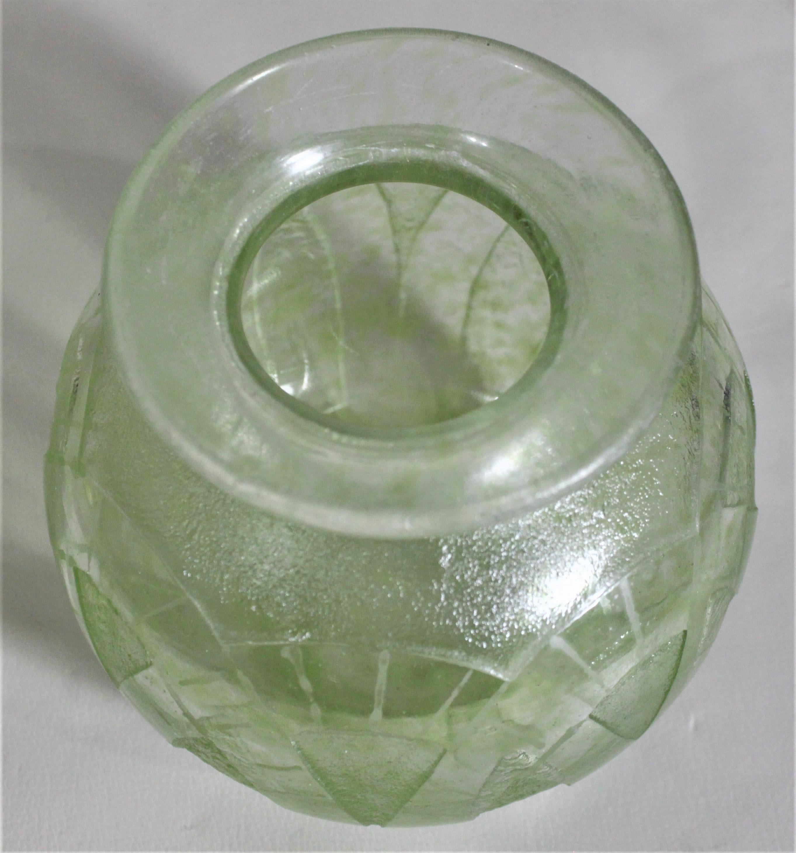 Signierte Degaus Art Deco Französische Vase aus grün getöntem und säuregeätztem Kunstglas, signiert Degaus (Handgefertigt) im Angebot