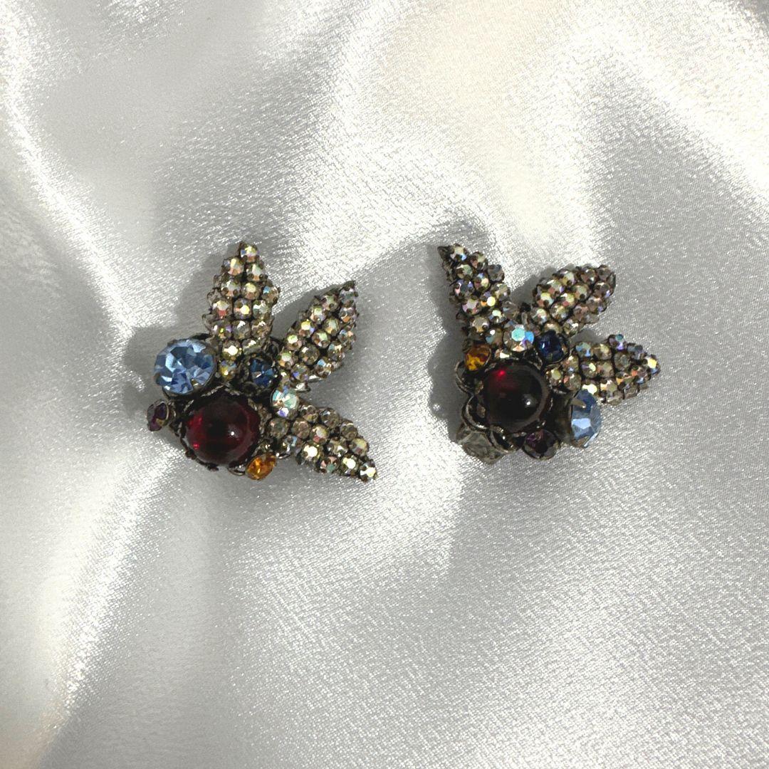  Signed  Demario Vintage Multi-Color Glass and Rhinestone Clip on Earrings  In Excellent Condition For Sale In Jacksonville, FL