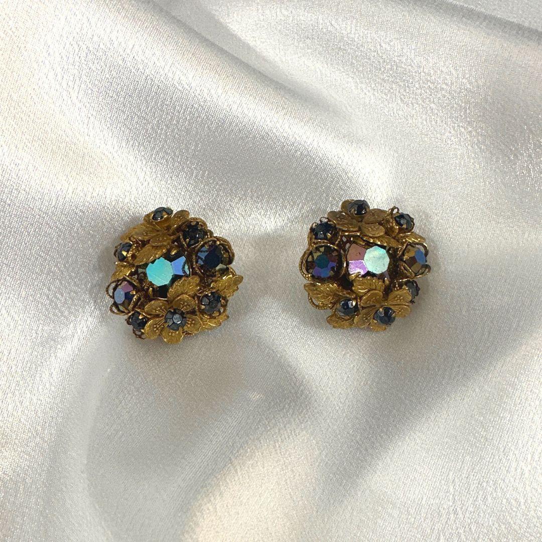 Signed DeMario's Carnival Vintage Gold Tone Floral Clip-On Earrings In Excellent Condition For Sale In Jacksonville, FL