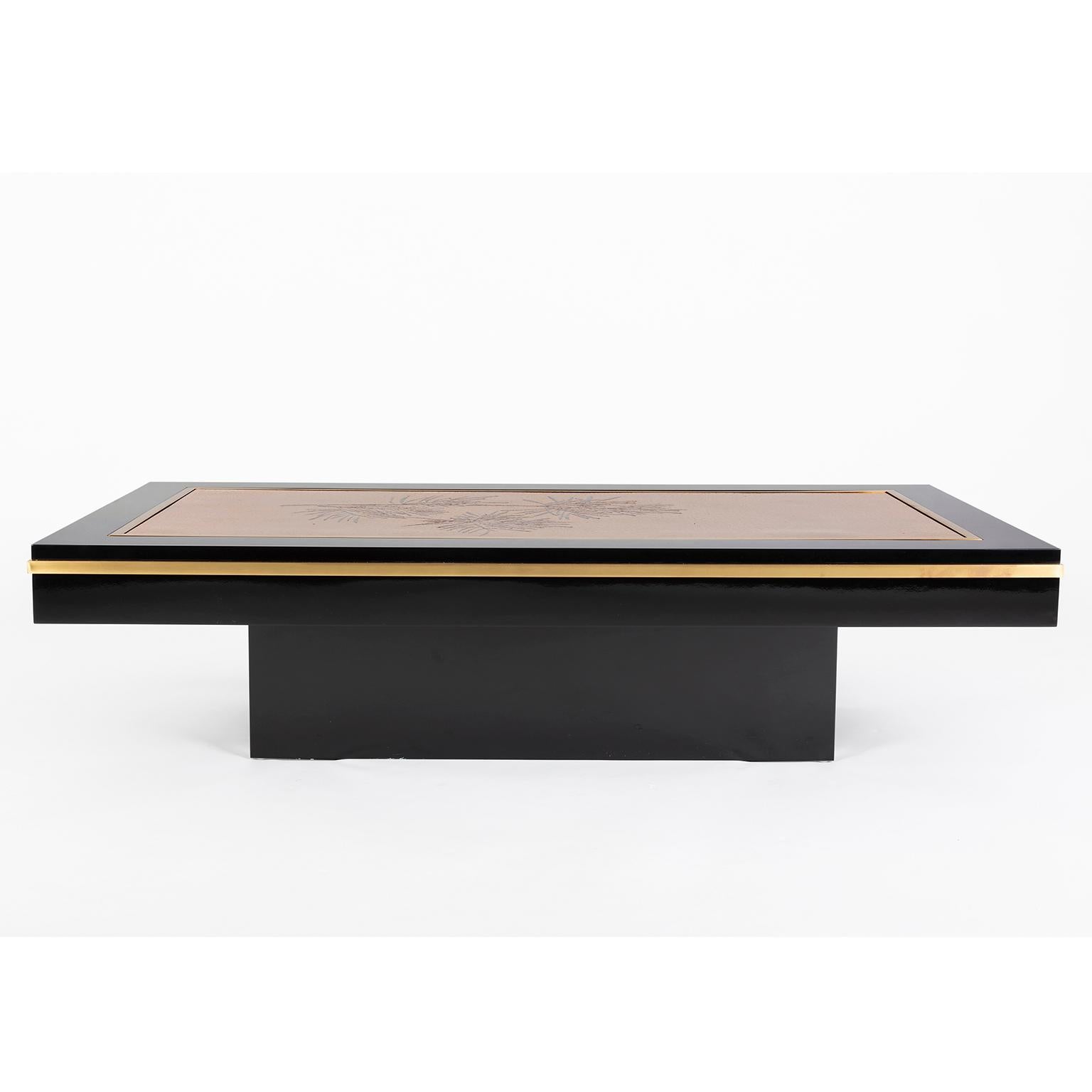 Beautiful Italian coffee table in black lacquered wood with brass frame detail.

The top features an engraved motif with golden and varnished finish with Denisco Signature.

It is a very elegant and delicate piece that has been restaured in the