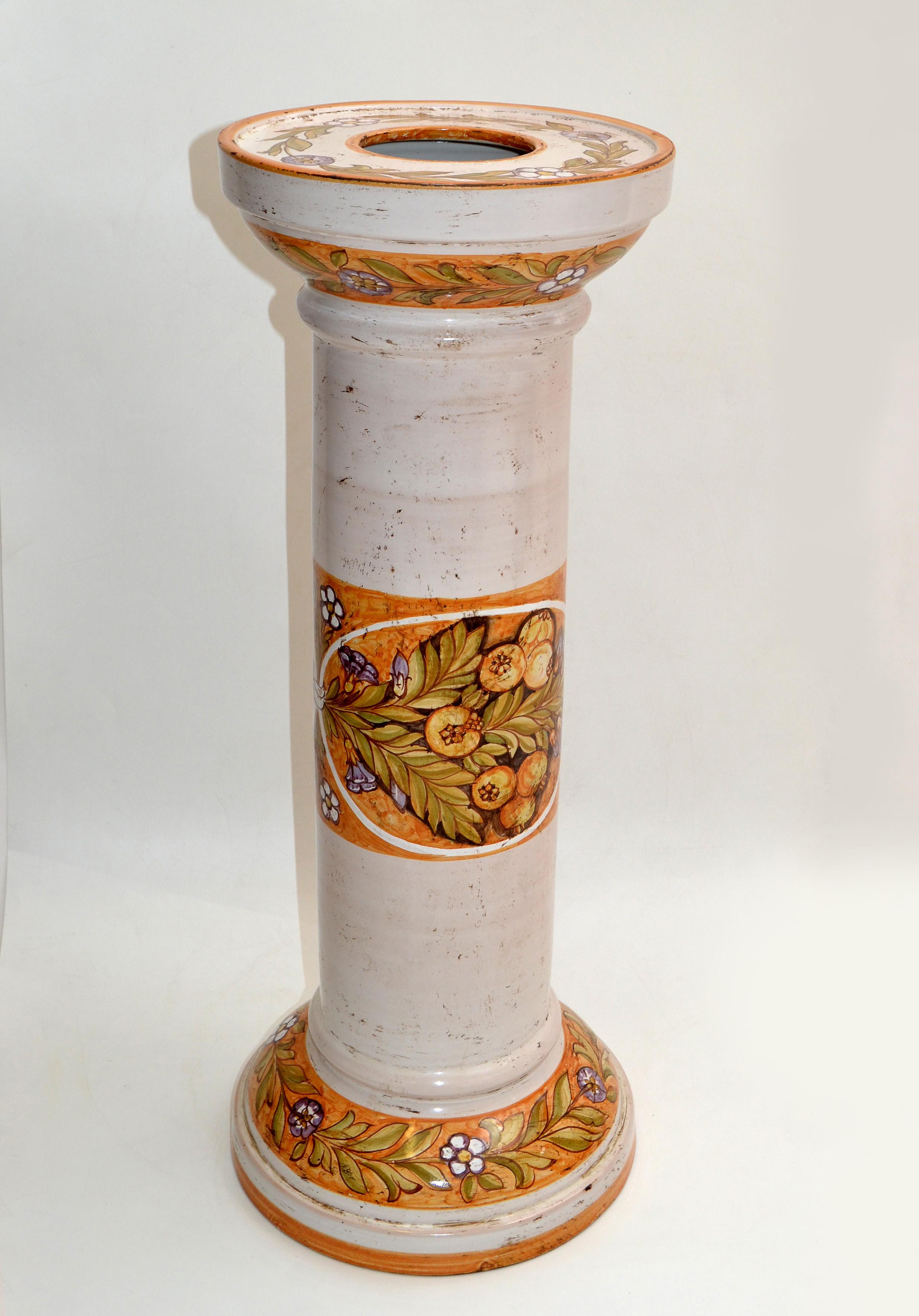 Colonne de sculpture sur piédestal en céramique peinte à la main, signée Deruta, Italie en vente 3