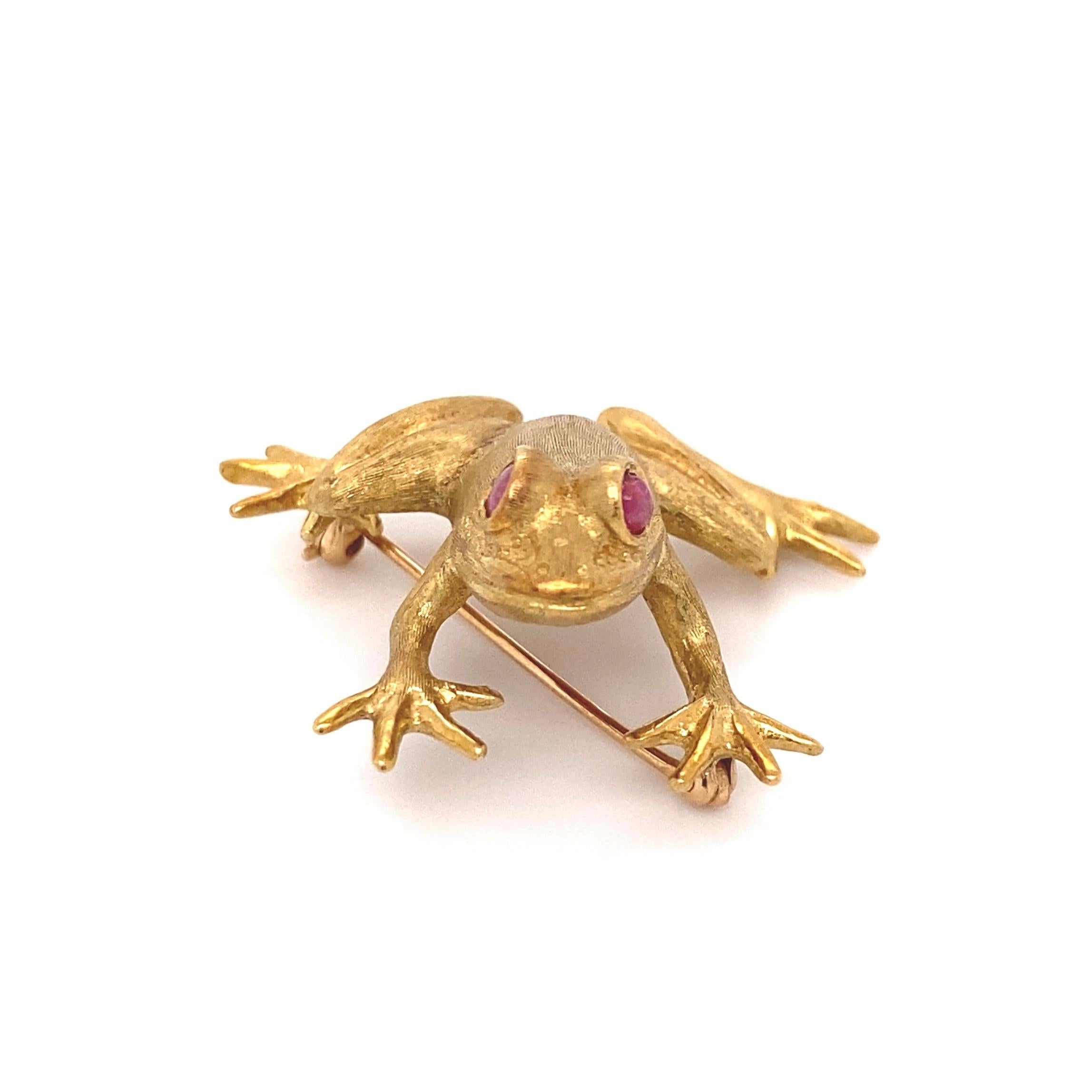 Tout simplement magnifique ! Broche finement détaillée, signée par un designer, représentant une grenouille aux yeux de rubis. Fabriqué à la main en or jaune 18 carats. Signé et marqué : 