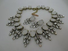 Collar y pendientes opacos y de cristal firmados por el diseñador Oscar De La Renta