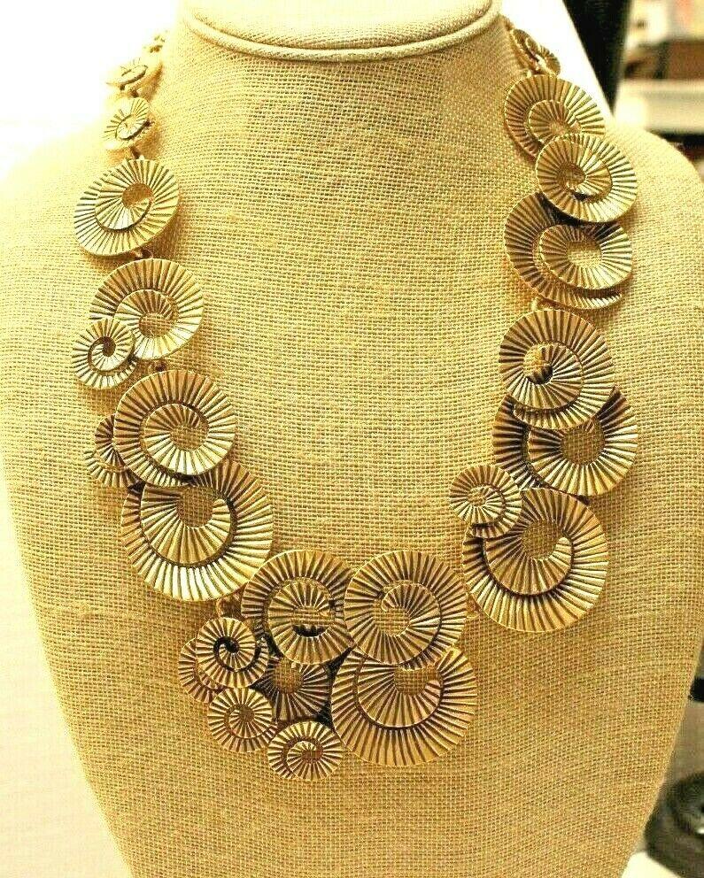 Fabulous Designer Signed Oscar de la Renta Ribbed Swirl Cable Link Mod design Necklace. Approx. 22” long.  Expertly crafted yellow Gold tone mounting. Stunning Fashion Statement…A Perfect compliment to your wardrobe!