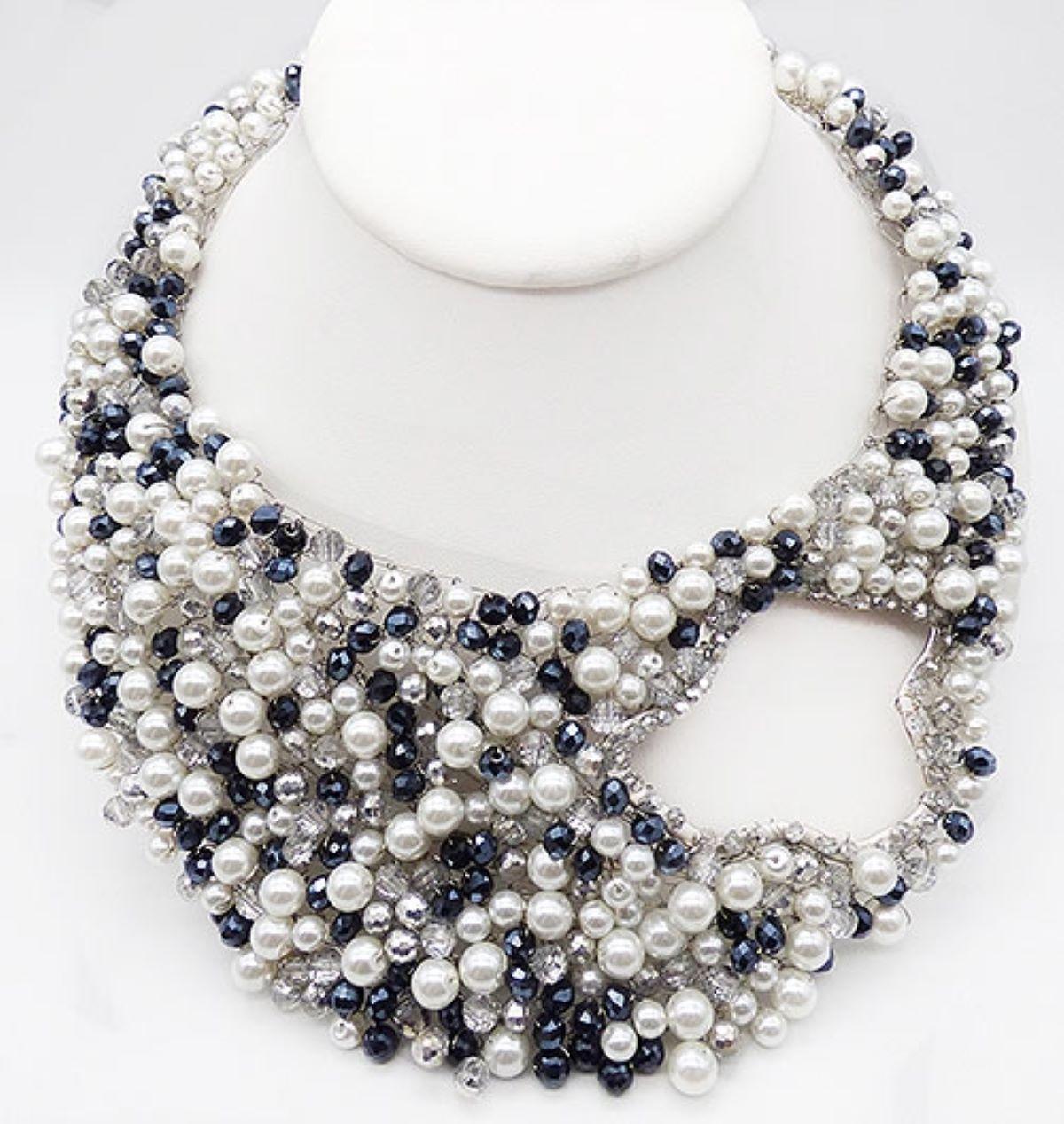 Taille mixte Collier asymétrique en perles et cristal de glace signé par le designer Villaiwan en vente
