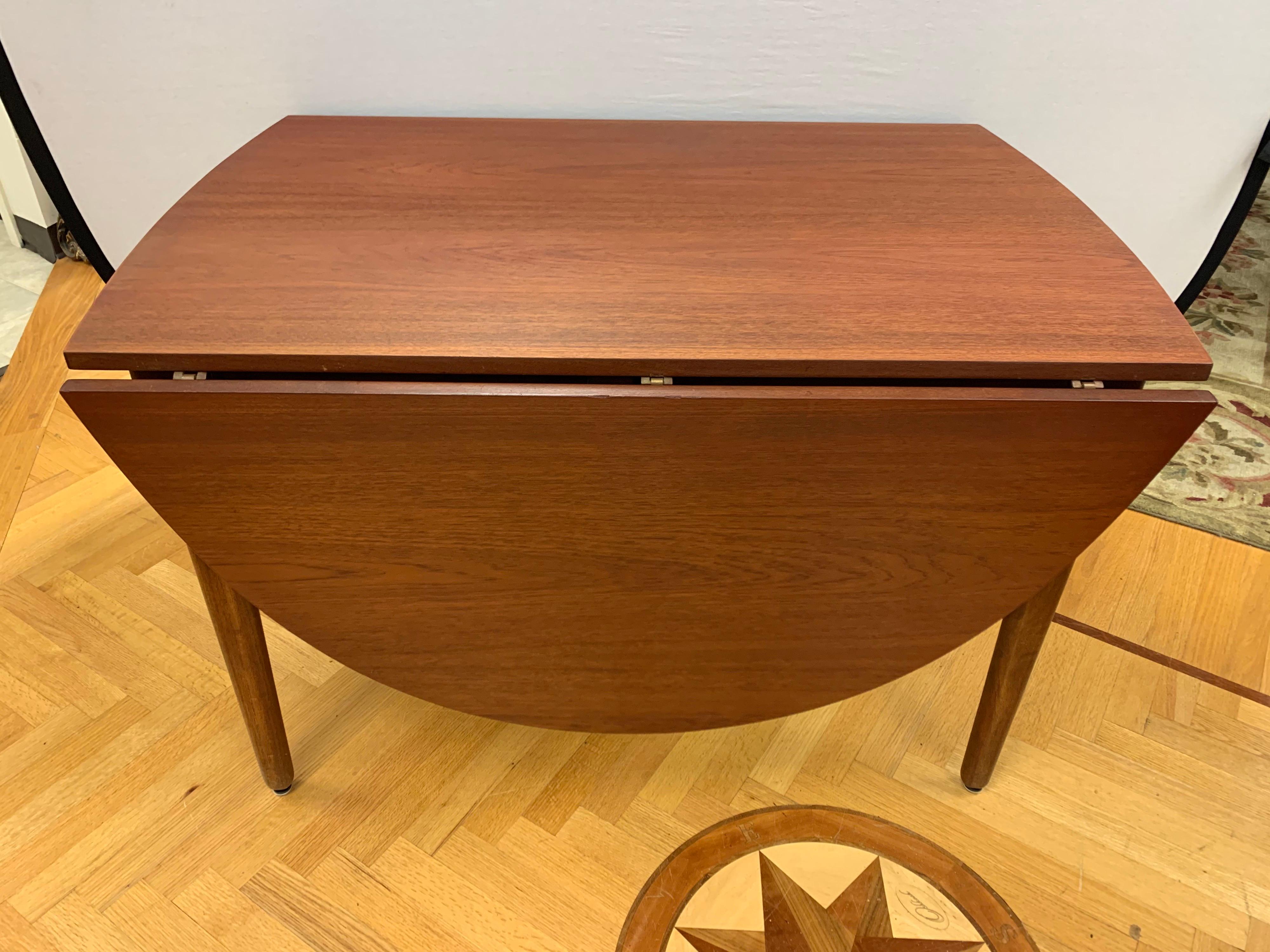 An ultra rare signed Arne Vodder and Anton Borg teak dining table with extendable
flip down leaves on each side. The table has been restored and is in fine condition.
Please peruse all photos. The dimensions are when the table is expanded and both