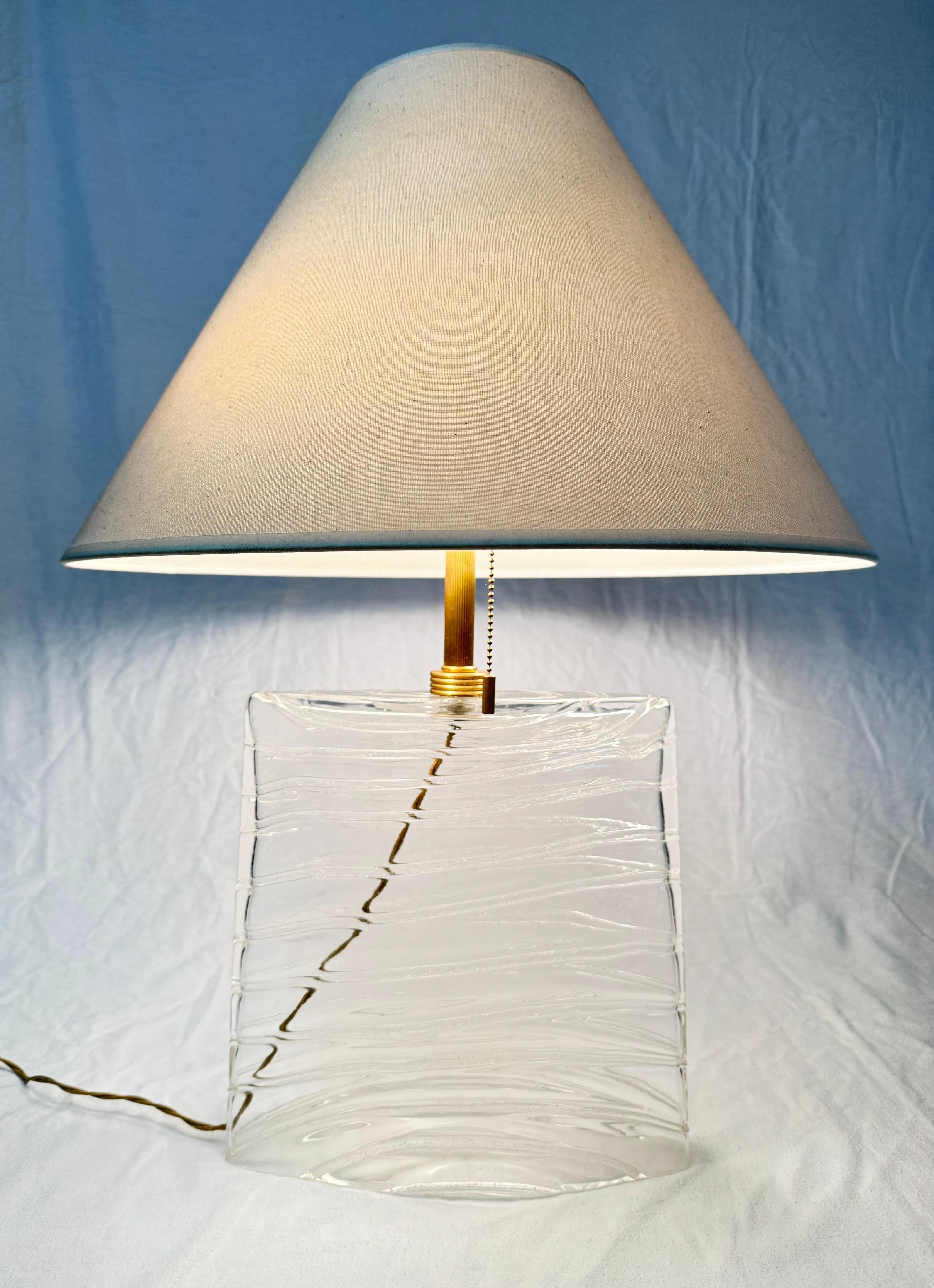 Lámpara de cristal de Murano soplado a mano firmada por Donghia Esta elegante lámpara 