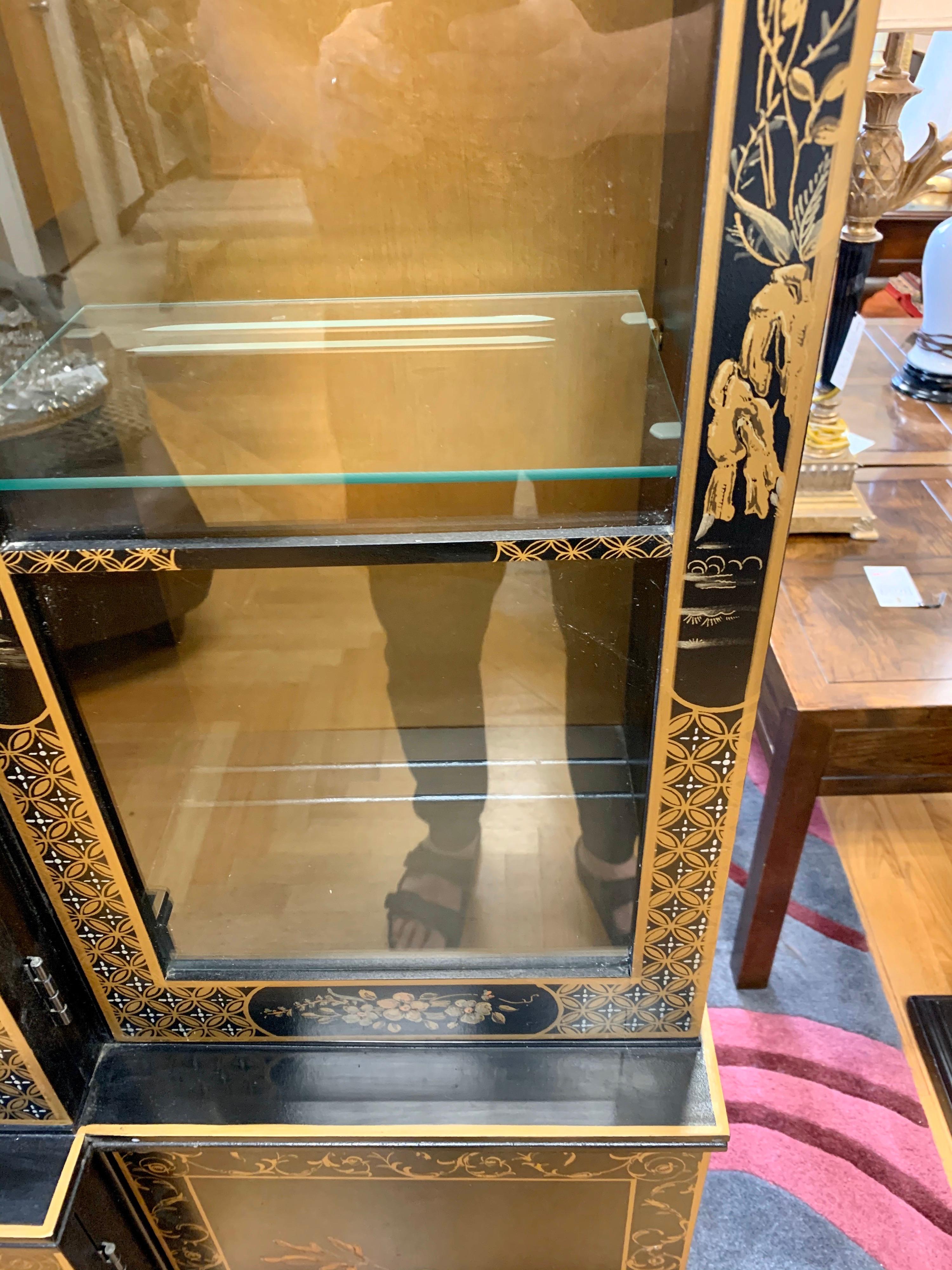 Signed Drexel Chinoiserie Breakfront China Cabinet Japanned Black Lacquer In Good Condition In West Hartford, CT