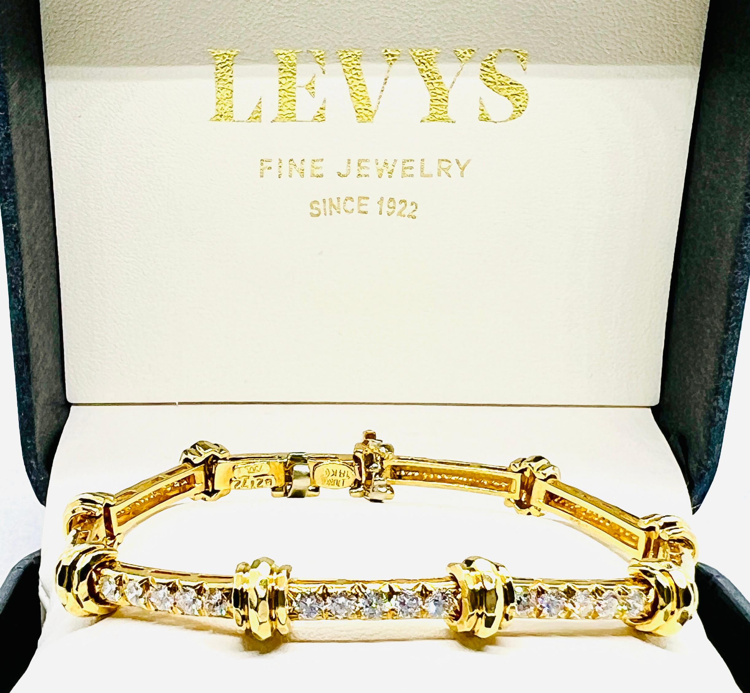 Signed Duna 18k Yellow Gold and Diamond Link Bracelet 23.7 Grams In Excellent Condition For Sale In Birmingham, AL