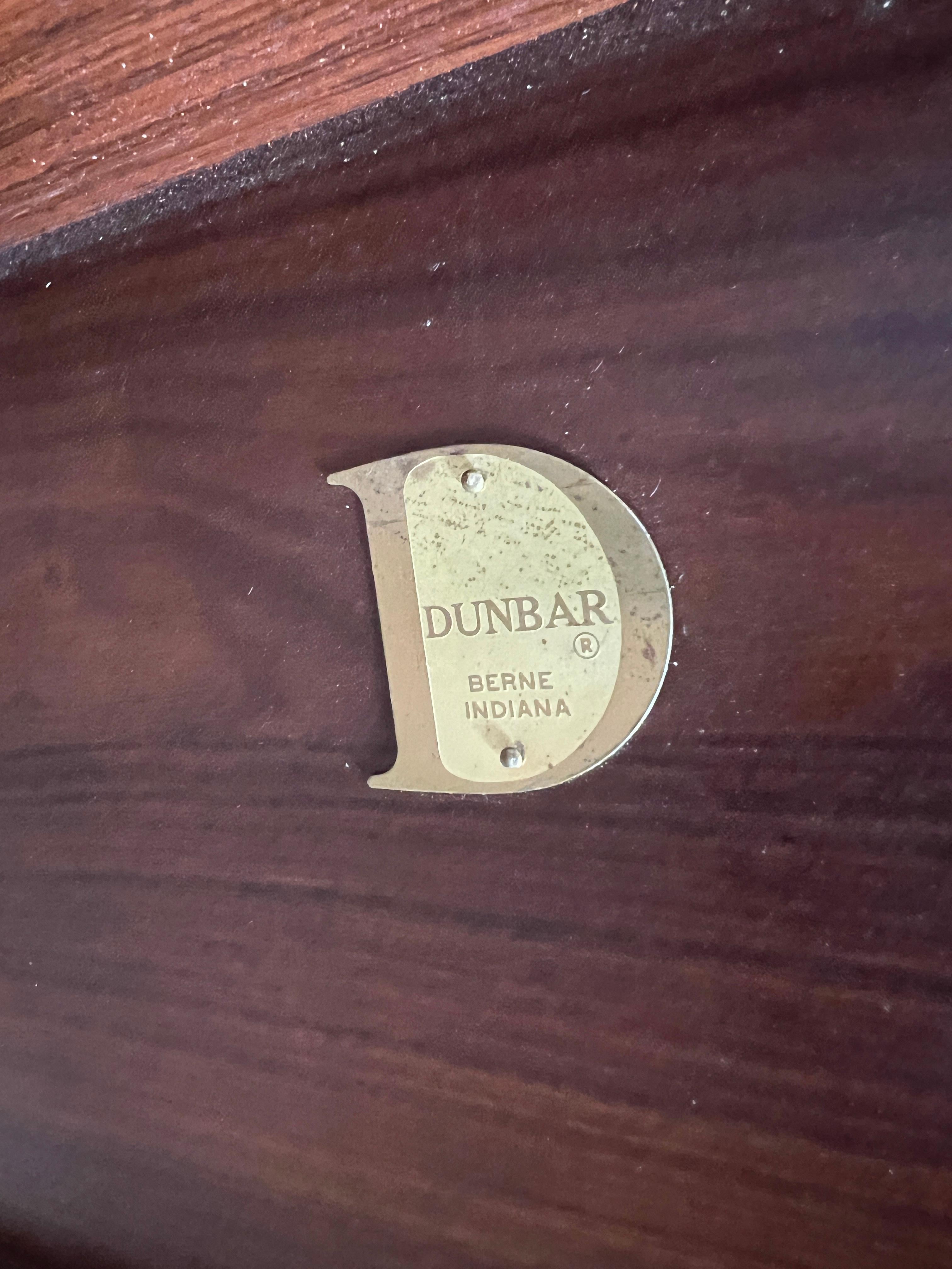 Signierte Dunbar Furniture-Bank aus Rosenholz, Edward Wormley zugeschrieben, ca. 1960er Jahre im Angebot 4