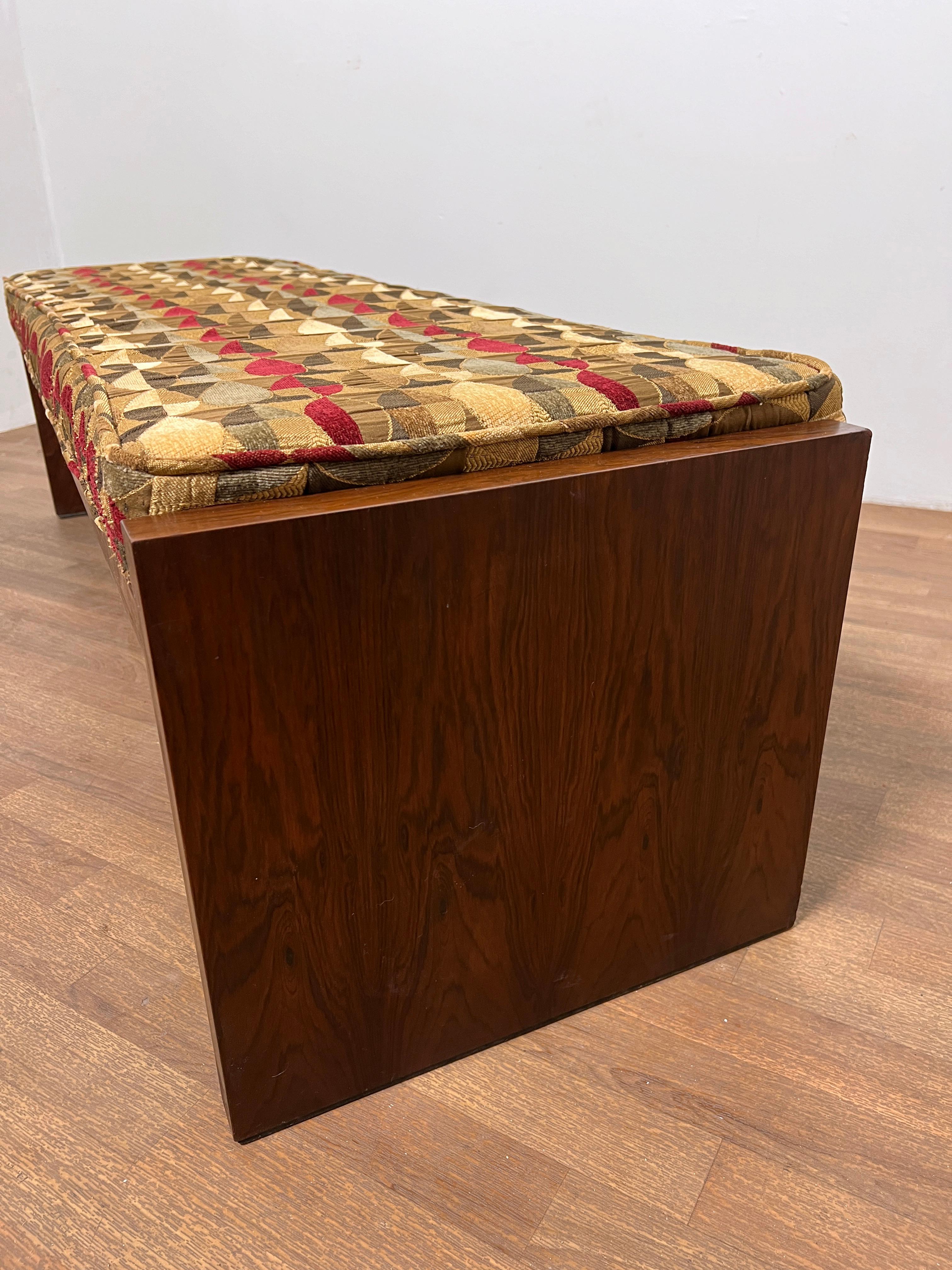 Signierte Dunbar Furniture-Bank aus Rosenholz, Edward Wormley zugeschrieben, ca. 1960er Jahre im Angebot 2