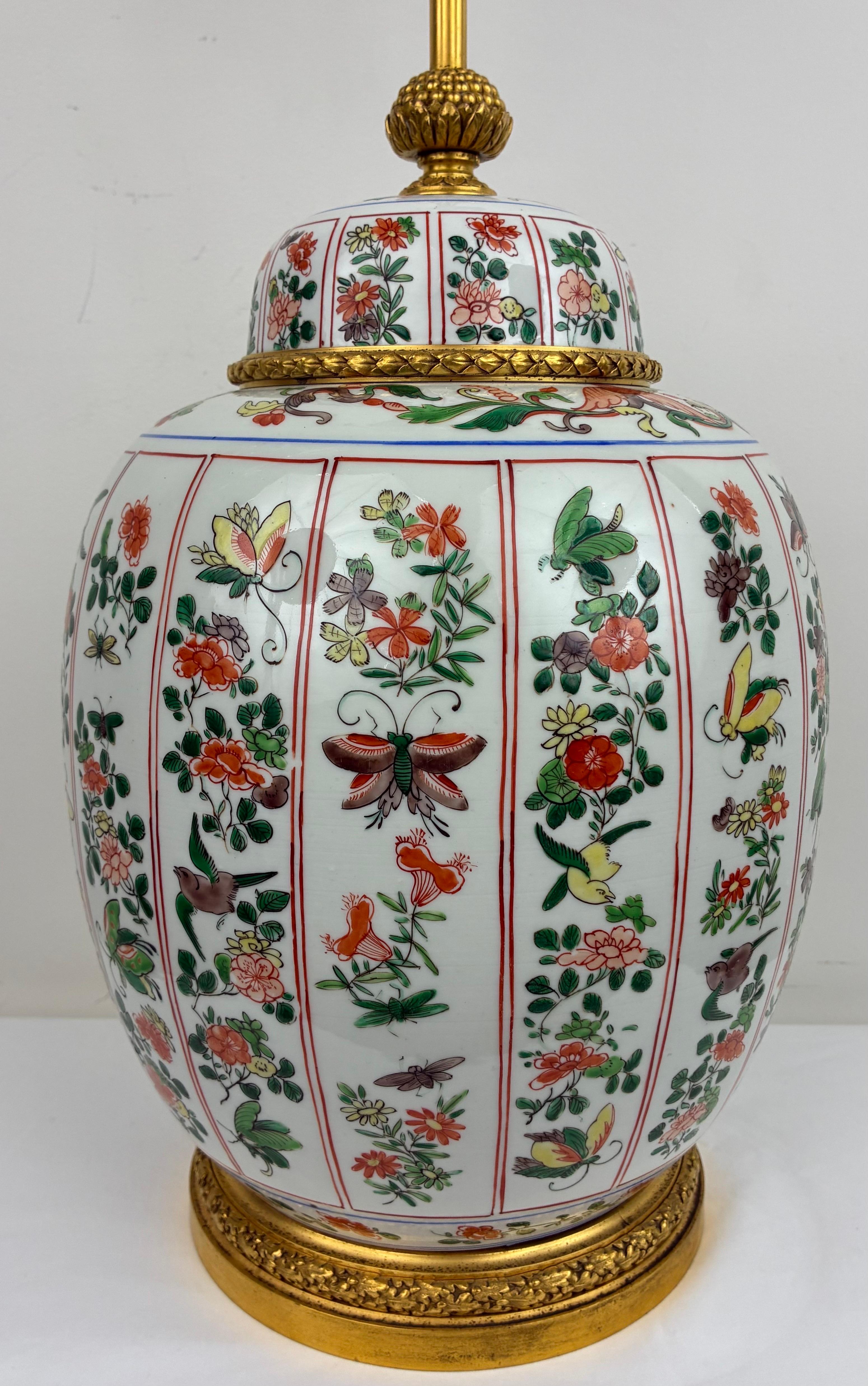 Signed E. F. Caldwell Chinese Porcelain and Gilt Bronze Lamp. siglo XIX en venta