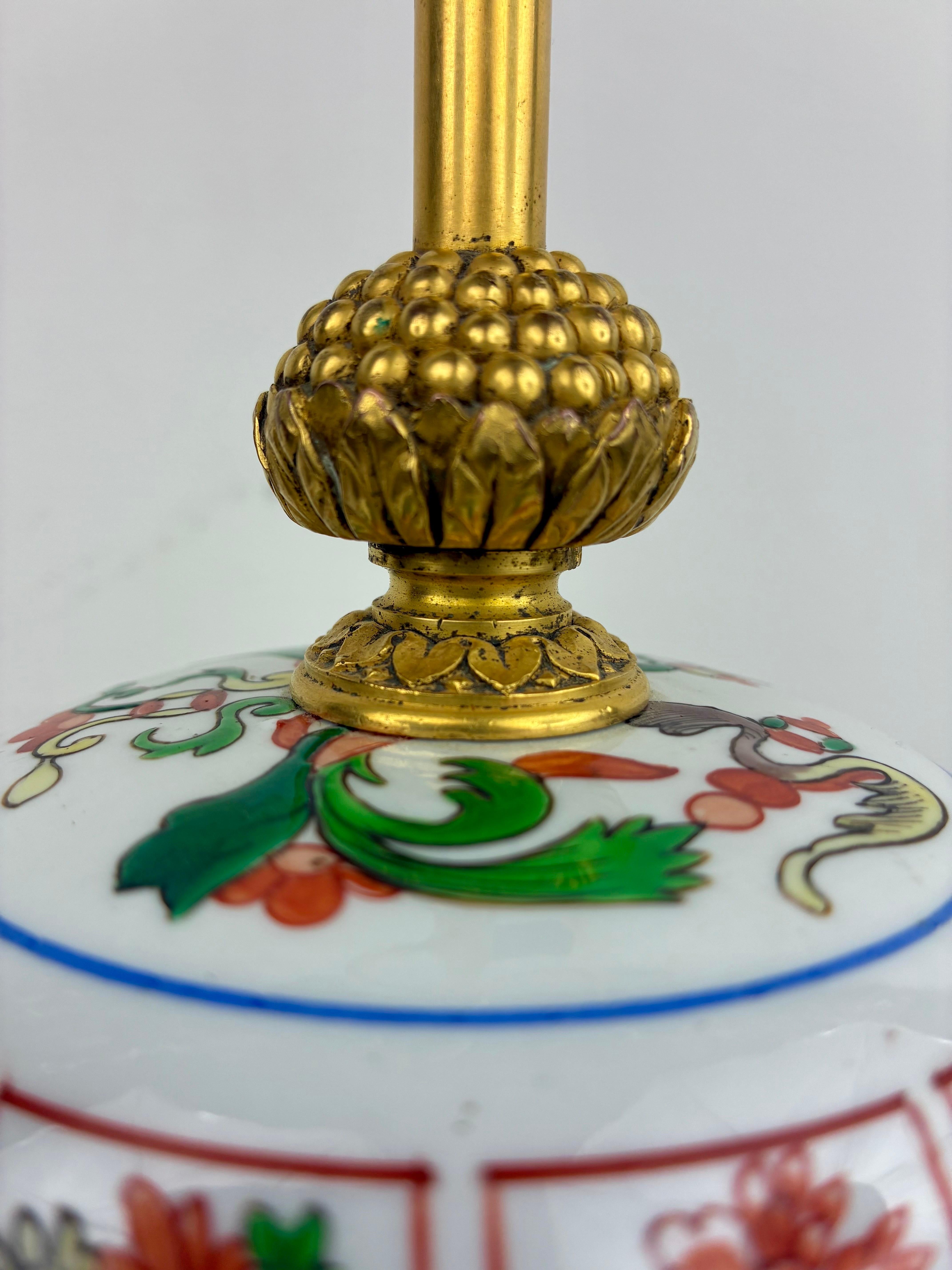 Signed E. F. Caldwell Chinese Porcelain and Gilt Bronze Lamp. Bronce en venta