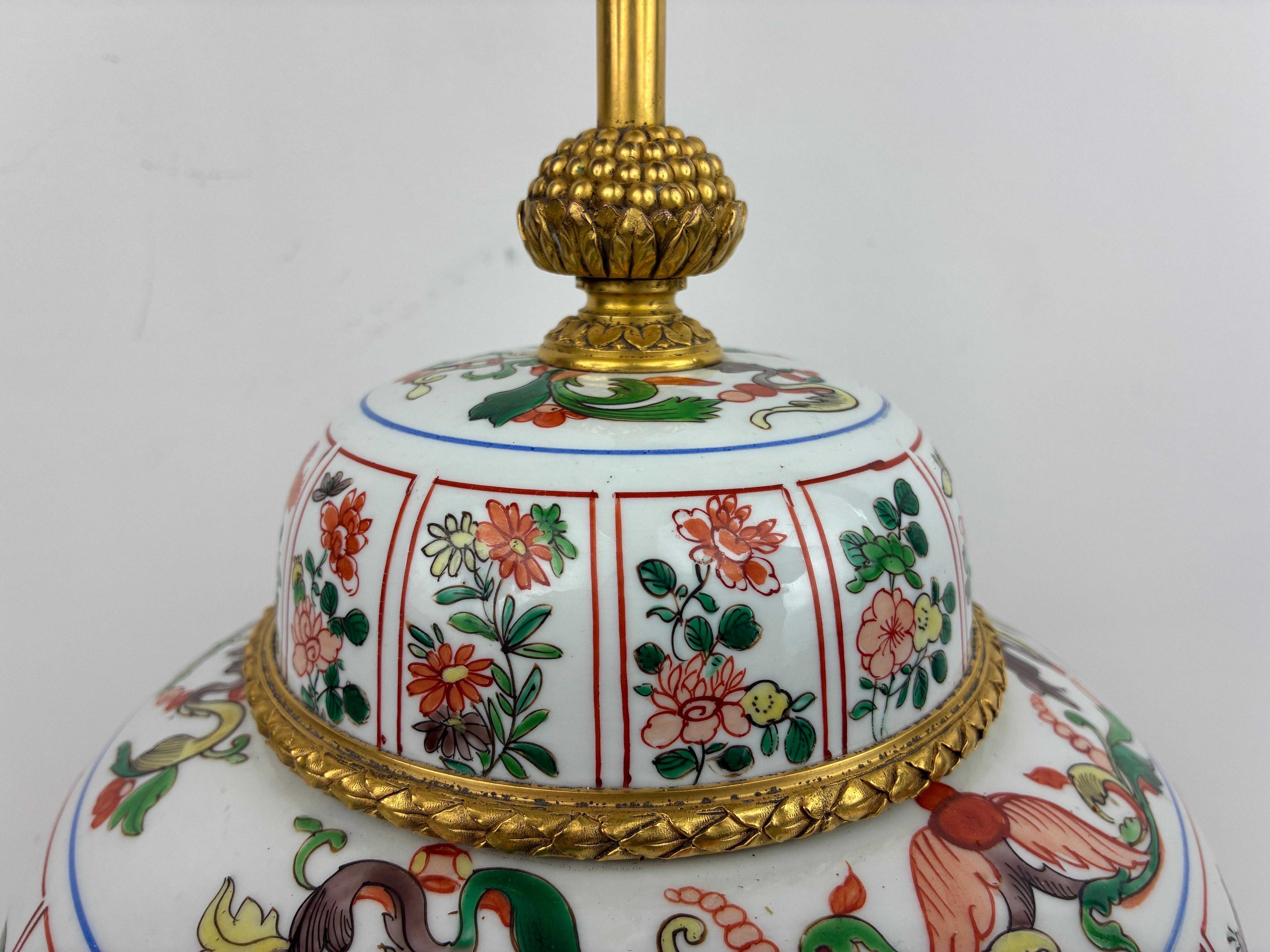 Signed E. F. Caldwell Chinese Porcelain and Gilt Bronze Lamp. en venta 1