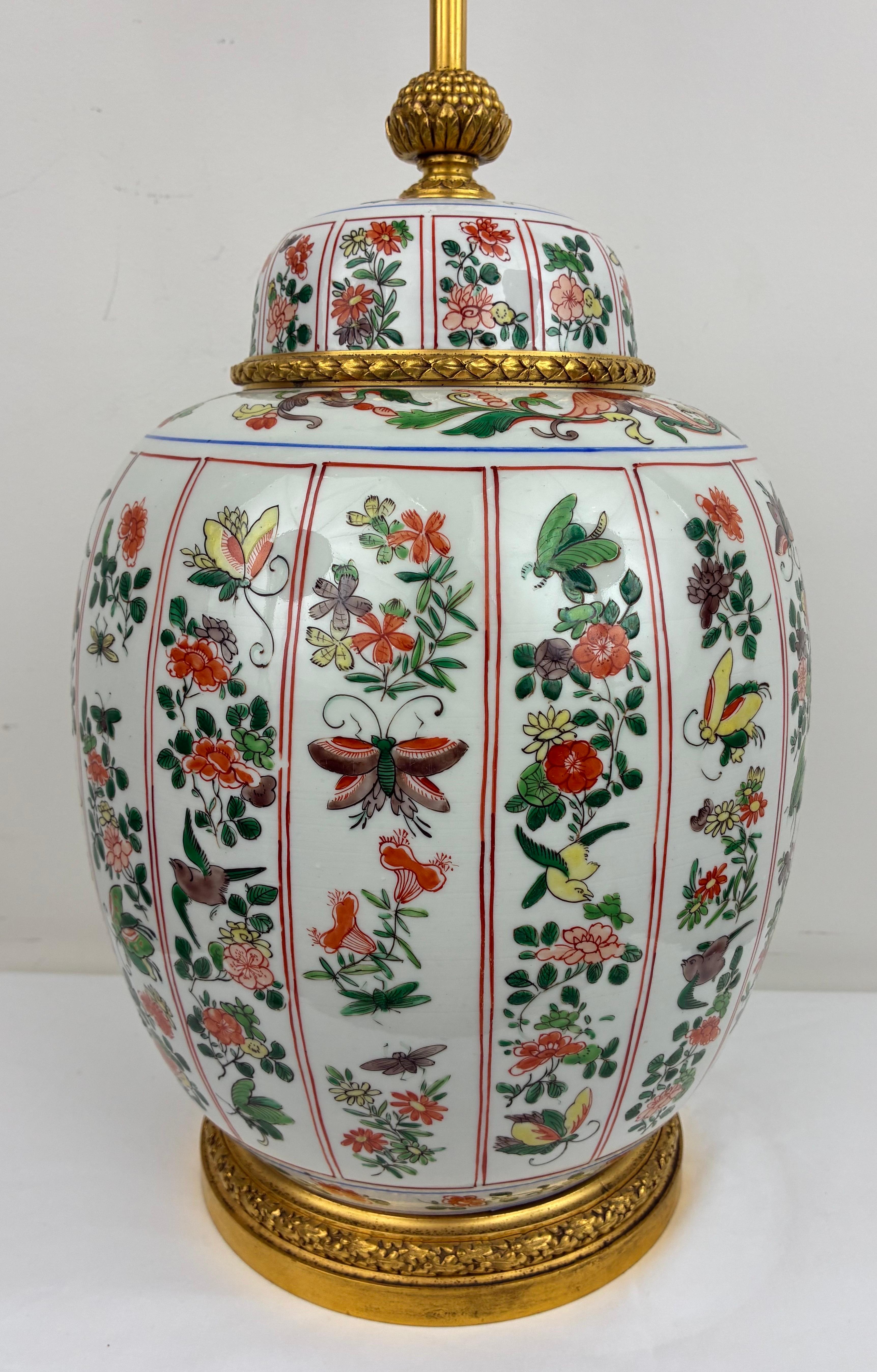 Signed E. F. Caldwell Chinese Porcelain and Gilt Bronze Lamp. en venta 3