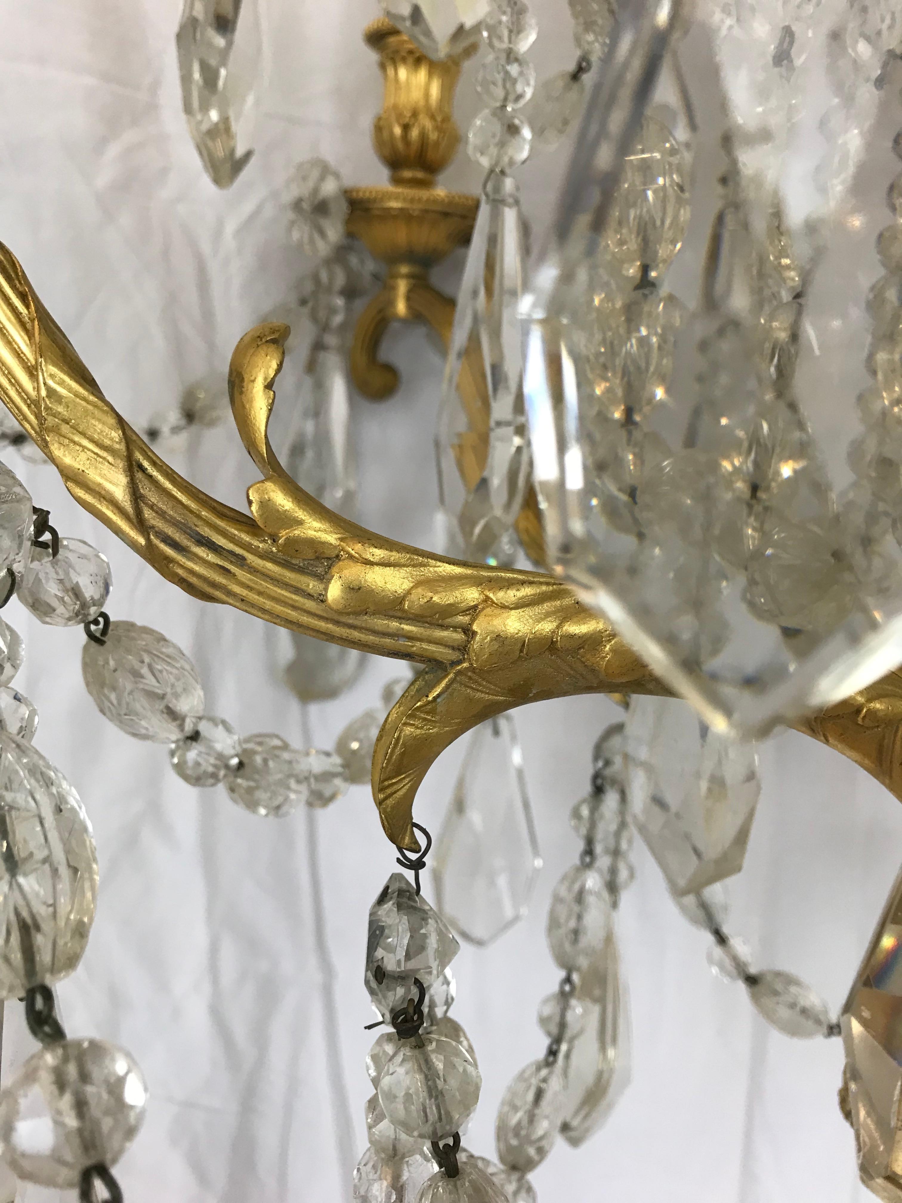 Signierter Kronleuchter aus vergoldeter Bronze und Kristall im Louis-XVI.-Stil von E. F. Caldwell im Angebot 4