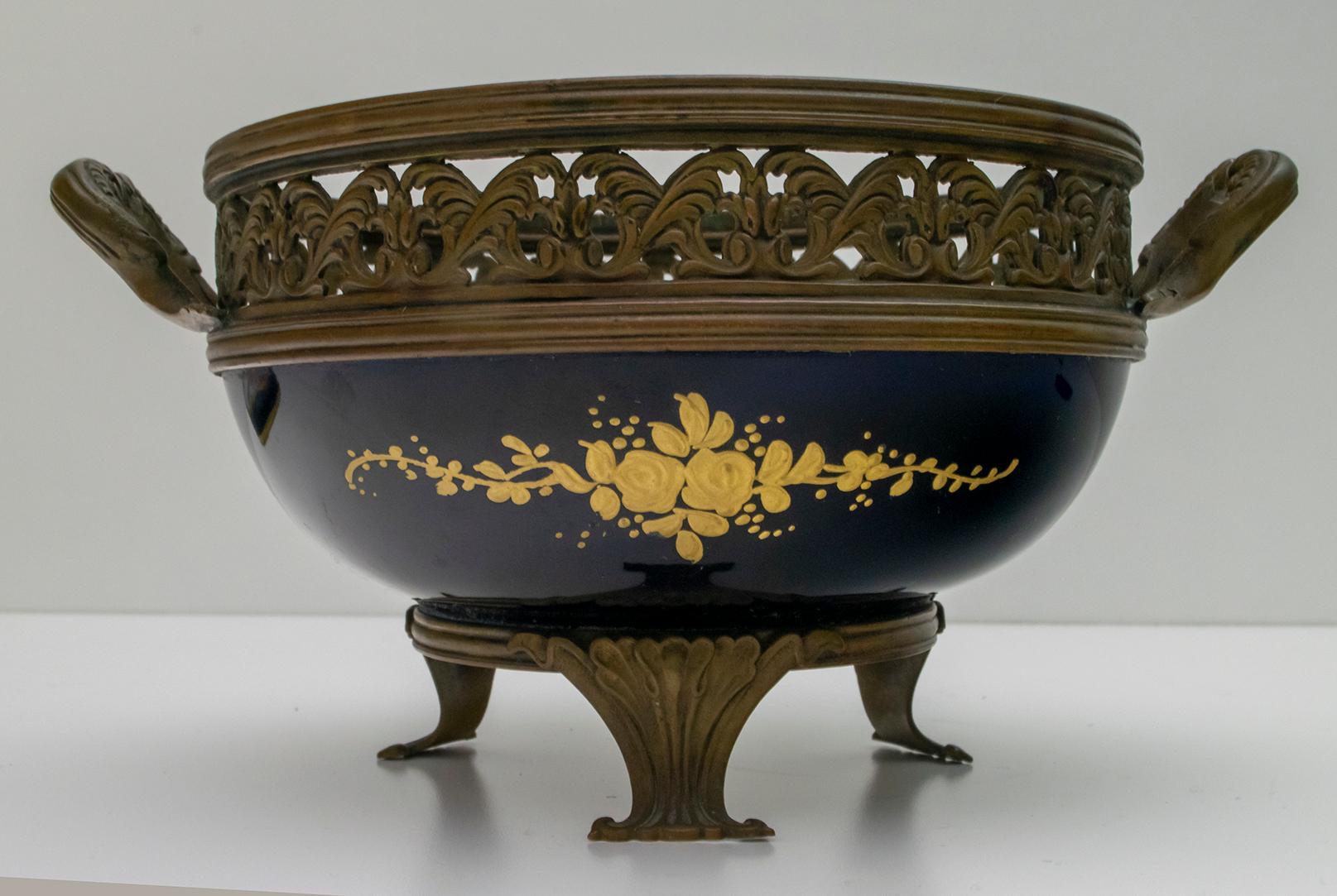 Signed E. Froger 19th Century French Porcelain Potpourri by Sevres, 1880 For Sale 10