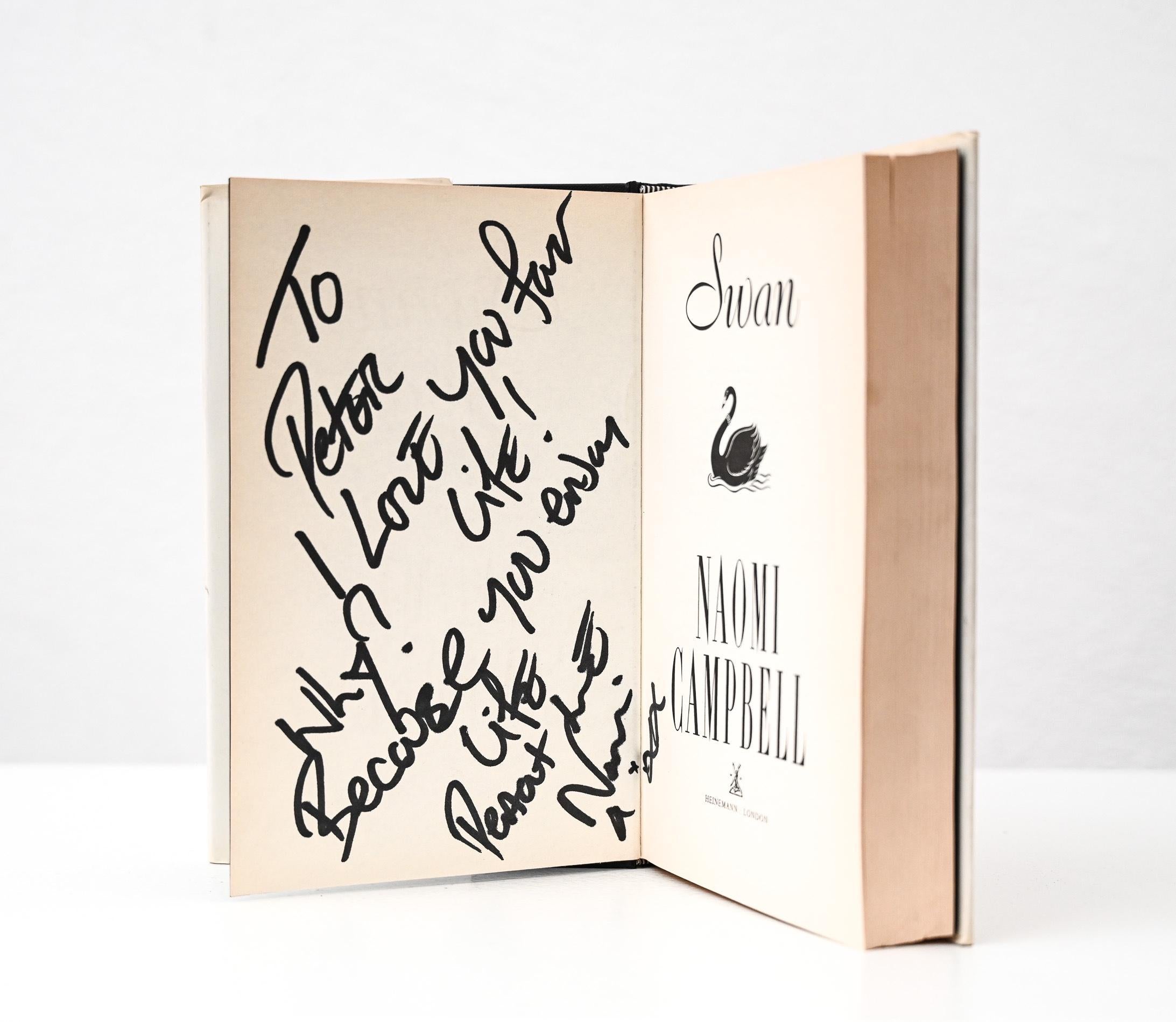 Signierte Ausgabe von Naomi Campbells Roman Swan
- signiert und gewidmet von Naomi Campbell dem deutschen Modefotografen und Filmregisseur Peter Lindbergh
Provenienz: Die Privatbibliothek von Peter Lindbergh in Paris. 