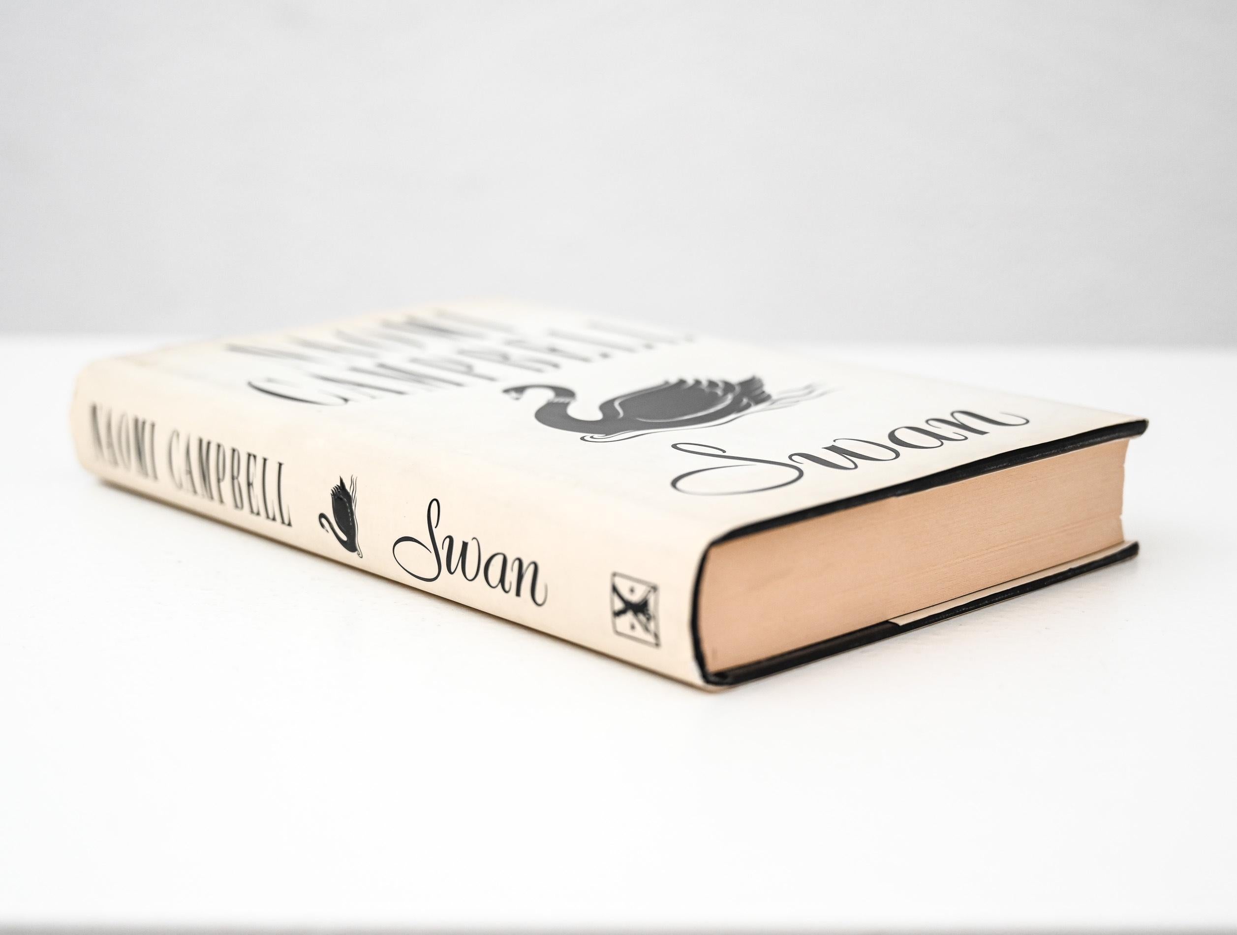 Signierte Ausgabe von Naomi Campbells Roman Swan (Französisch) im Angebot