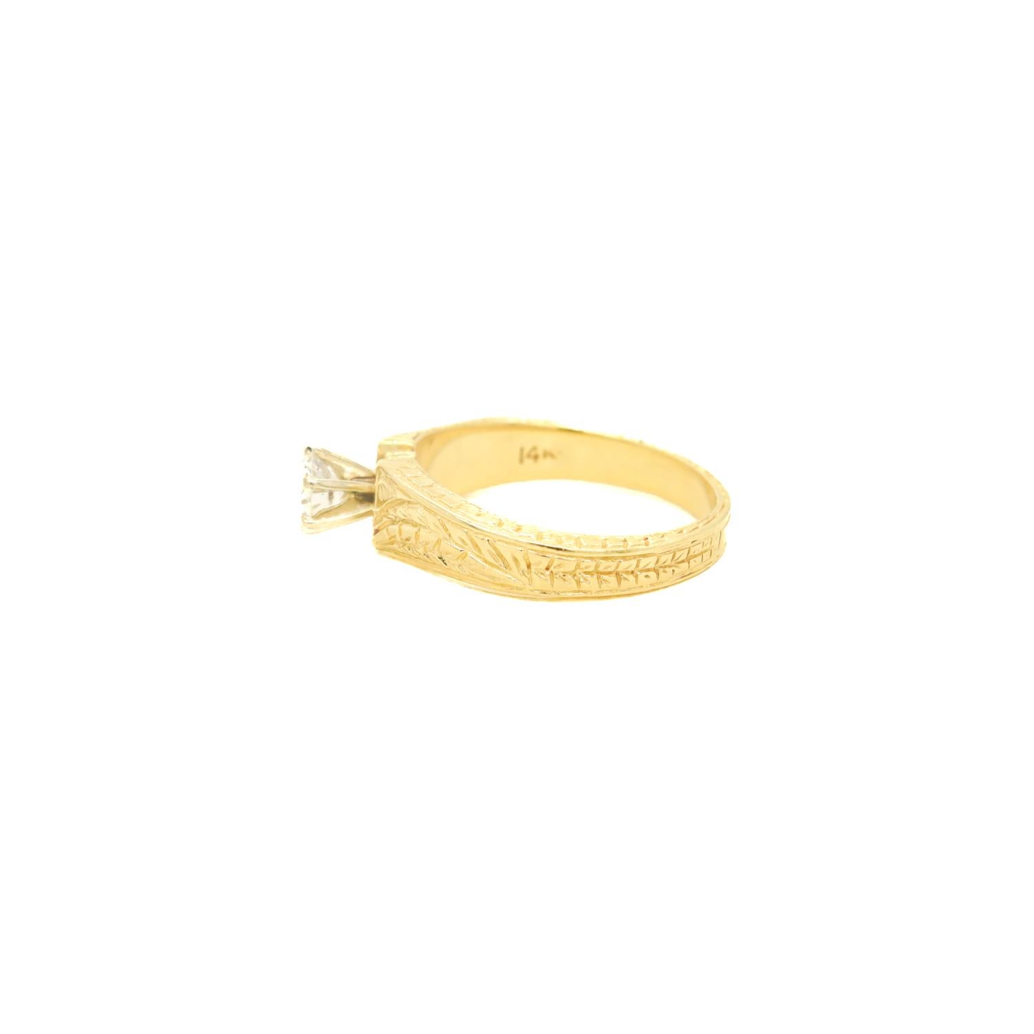 Anello di fidanzamento solitario firmato e inciso in oro 14 carati e diamanti in vendita 1
