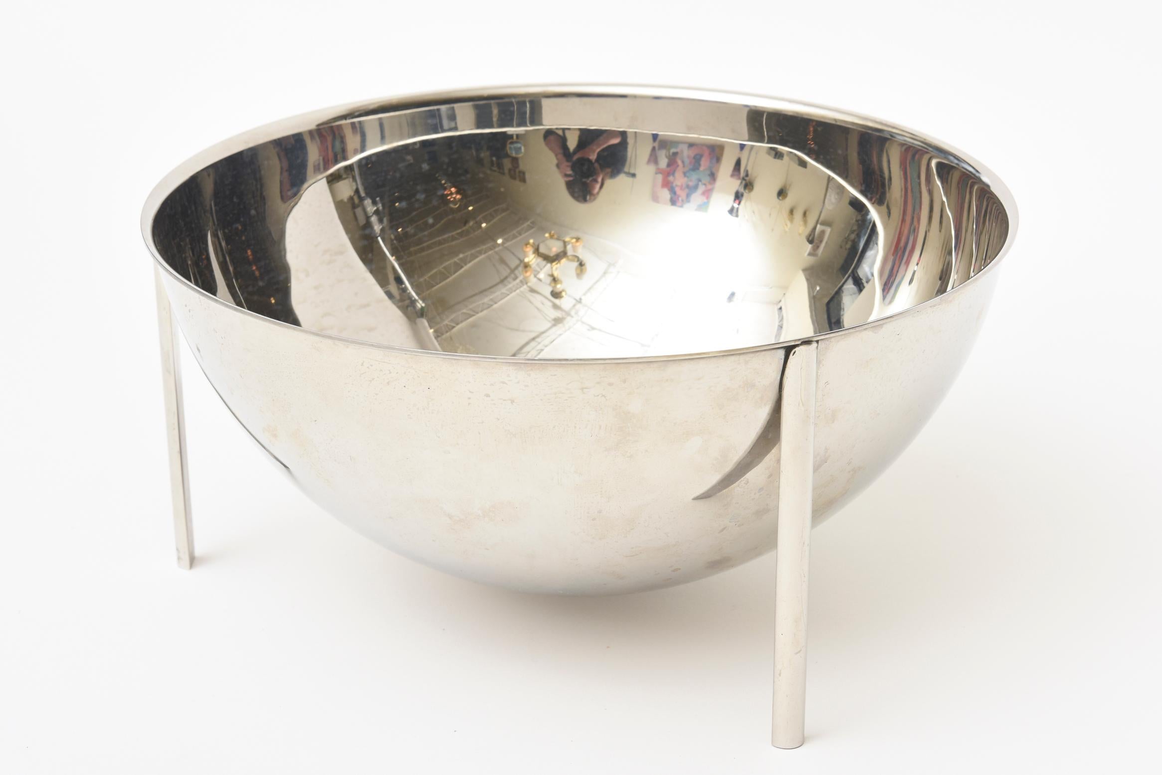 This architectural and modern signed Enzo Mari circular stainless steel bowl manufactured by Zani and Zani sits on 3 post legs. It is hallmarked with the numbers 18/10 and signed Enzo Mari per Zani and Zani. This is in the permanent collection of