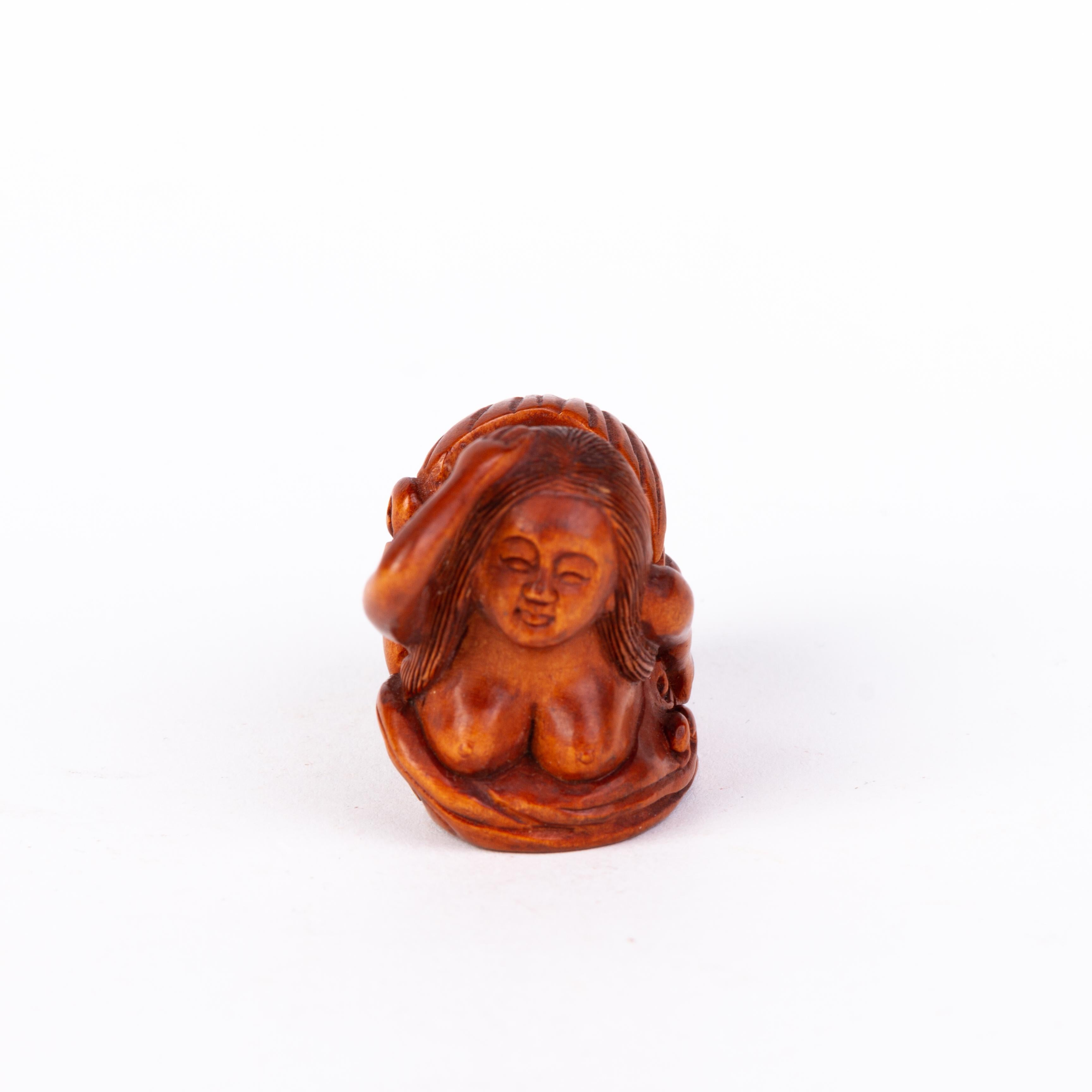 Japanese Carved boxwood Netsuke Inro Ojime, signed
Very good condition.
From a private collection.
Free international shipping.