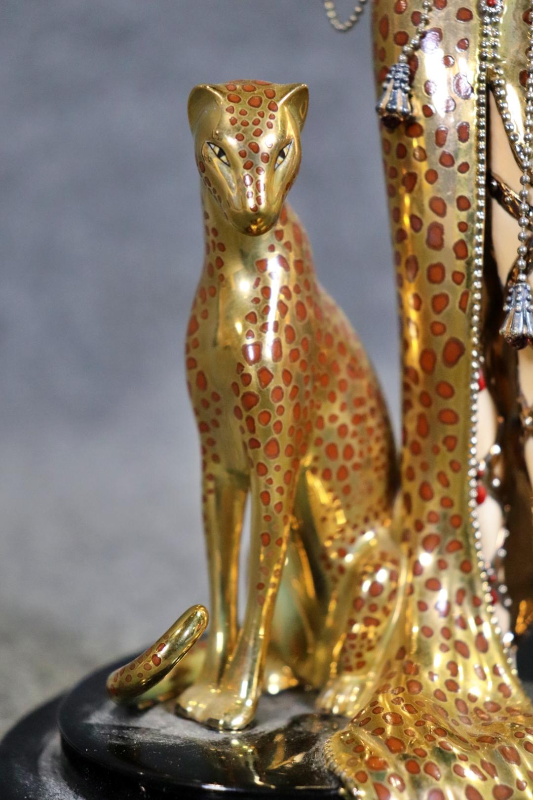 Statuetta firmata Erta Ocelot with Lady in stile Art Deco francese di Franklin Mint In condizioni buone in vendita a Swedesboro, NJ