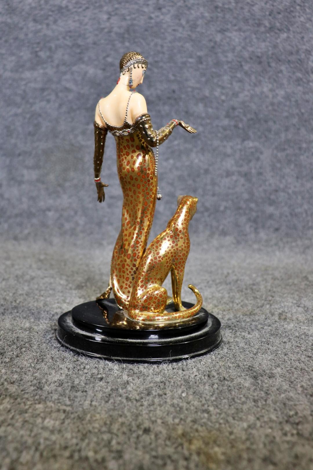Porcellana Statuetta firmata Erta Ocelot with Lady in stile Art Deco francese di Franklin Mint in vendita