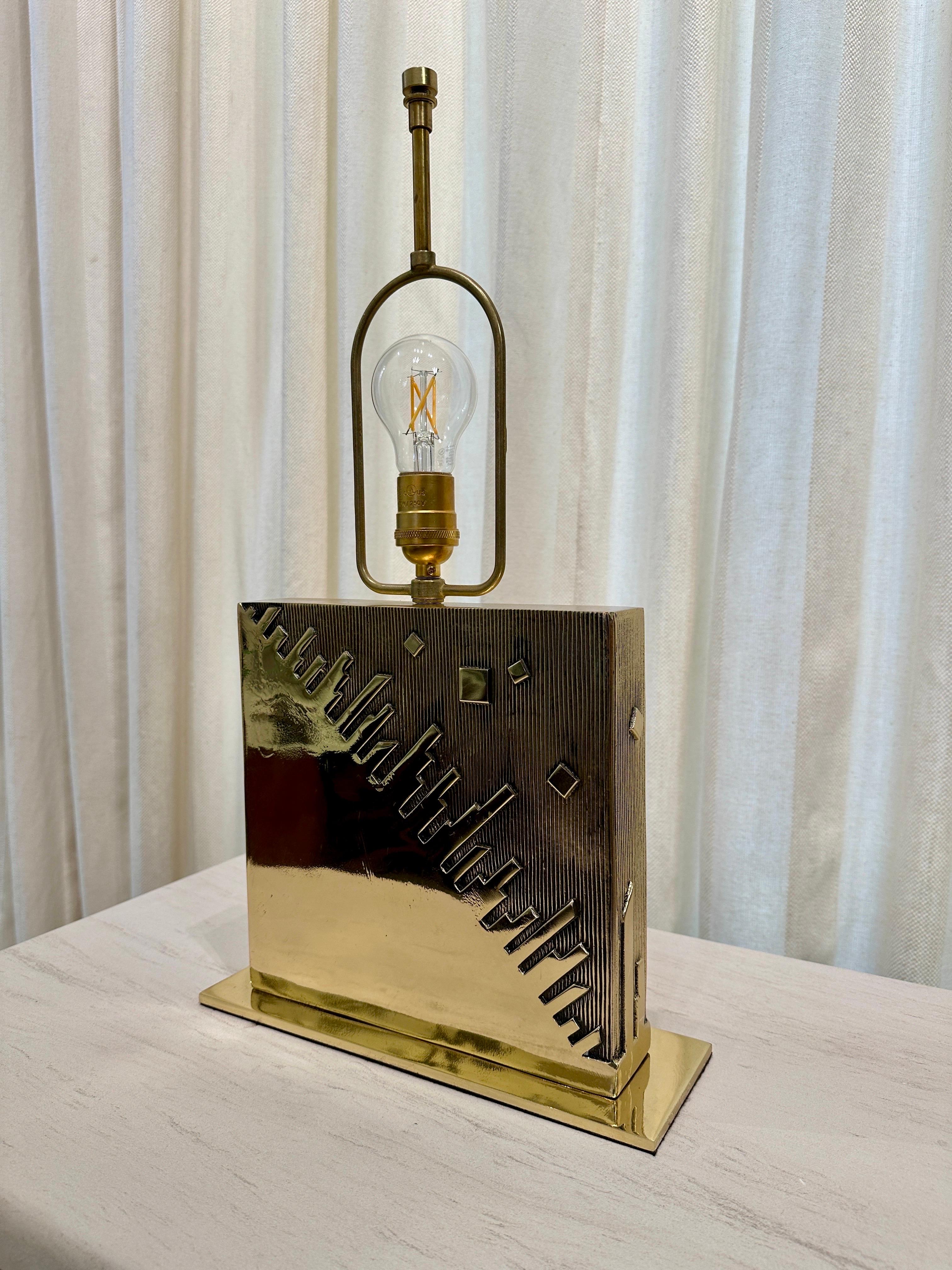 Signierte Esa Fedrigolli Schwere Bronze NYC Skyline Bas-Relief-Tischlampe, signiert (Moderne der Mitte des Jahrhunderts) im Angebot